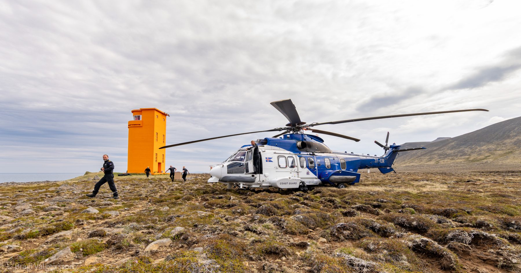 Þyrla Landhelgisgæslunnar við Melrakkanes. Mynd: Bragi Valgeirsson