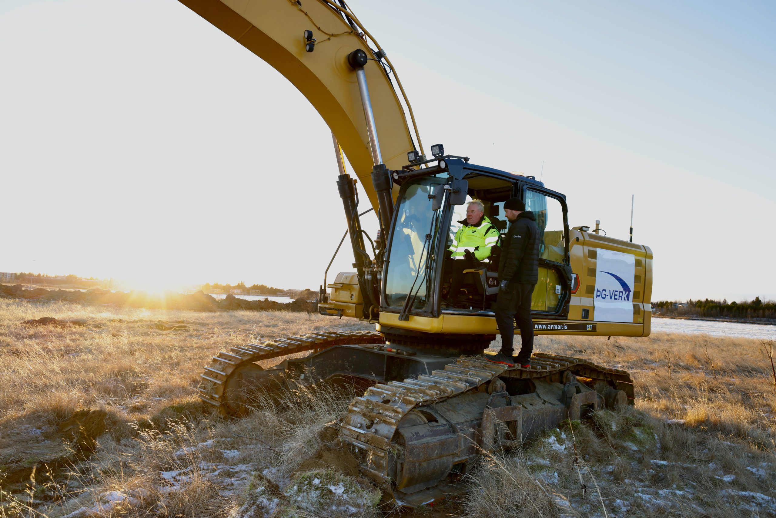 Sigurður Ingi Jóhannsson tekur fyrstu skóflustunguna að nýrri brú yfir Ölfusá 20. nóvember 2024. 