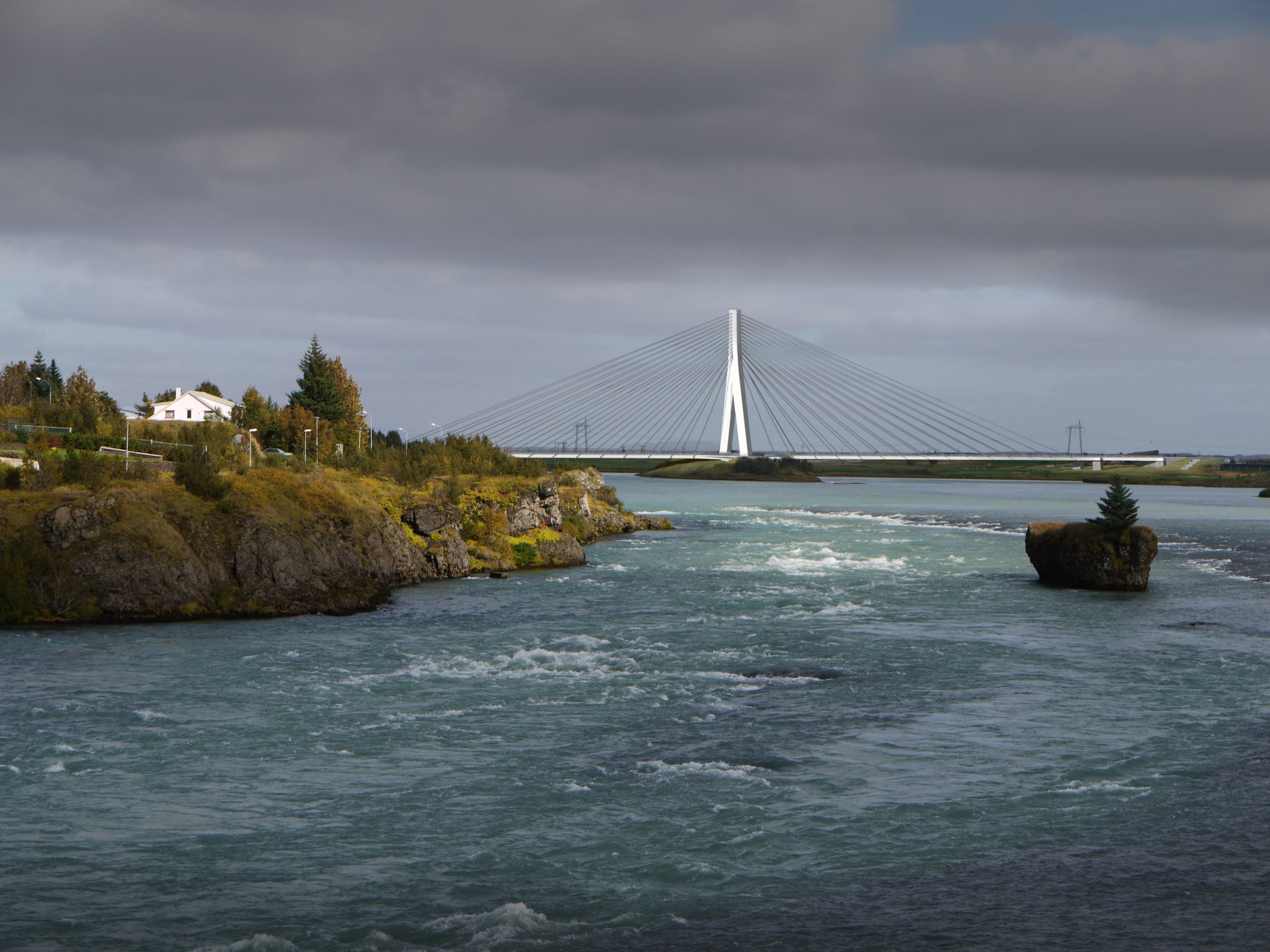 Ölfusárbrú séð frá Selfossi. 