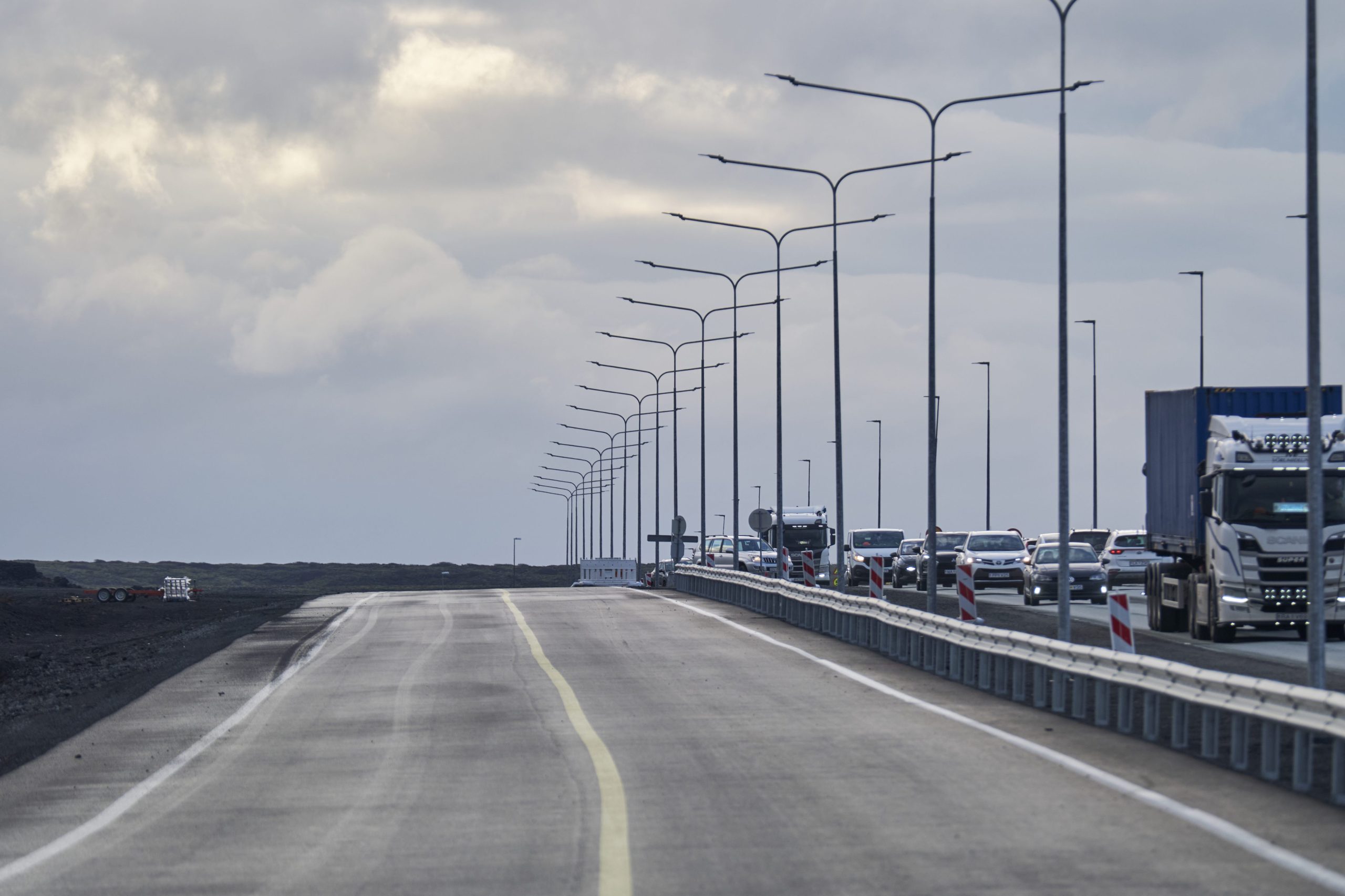 Lýsing á nýjum kafla Reykjanesbrautar verður í miðdeili og lýsir upp veginn í báðar akstursáttir.