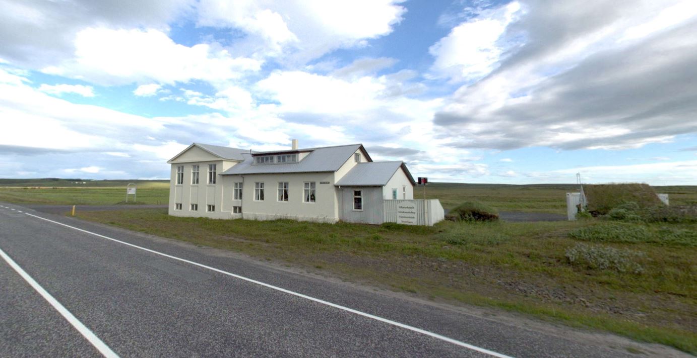 Húsið stendur innan núverandi veghelgunarsvæðis.