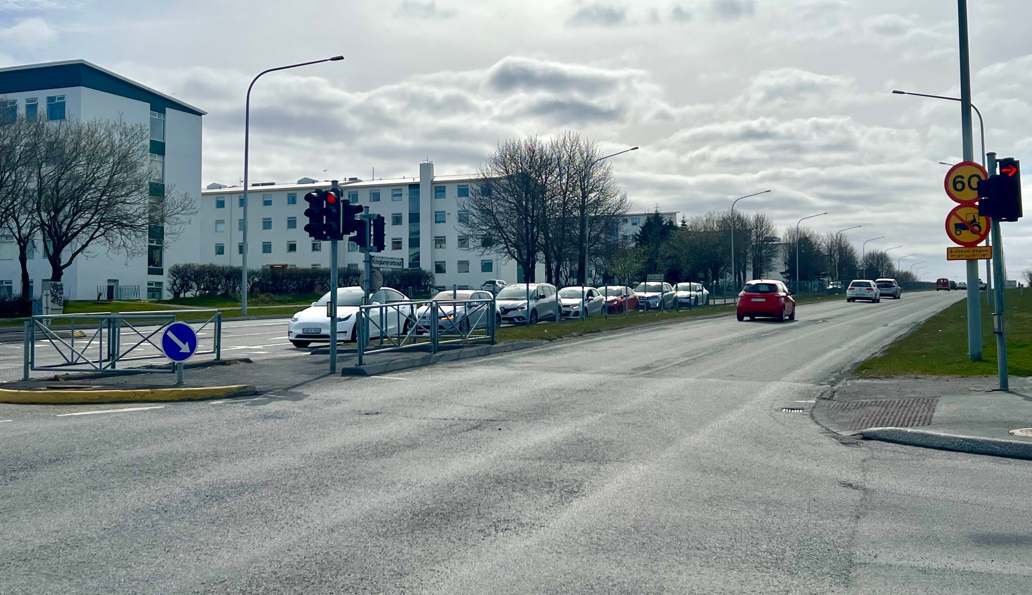 Horft til suðurs á Kringlumýrarbraut.