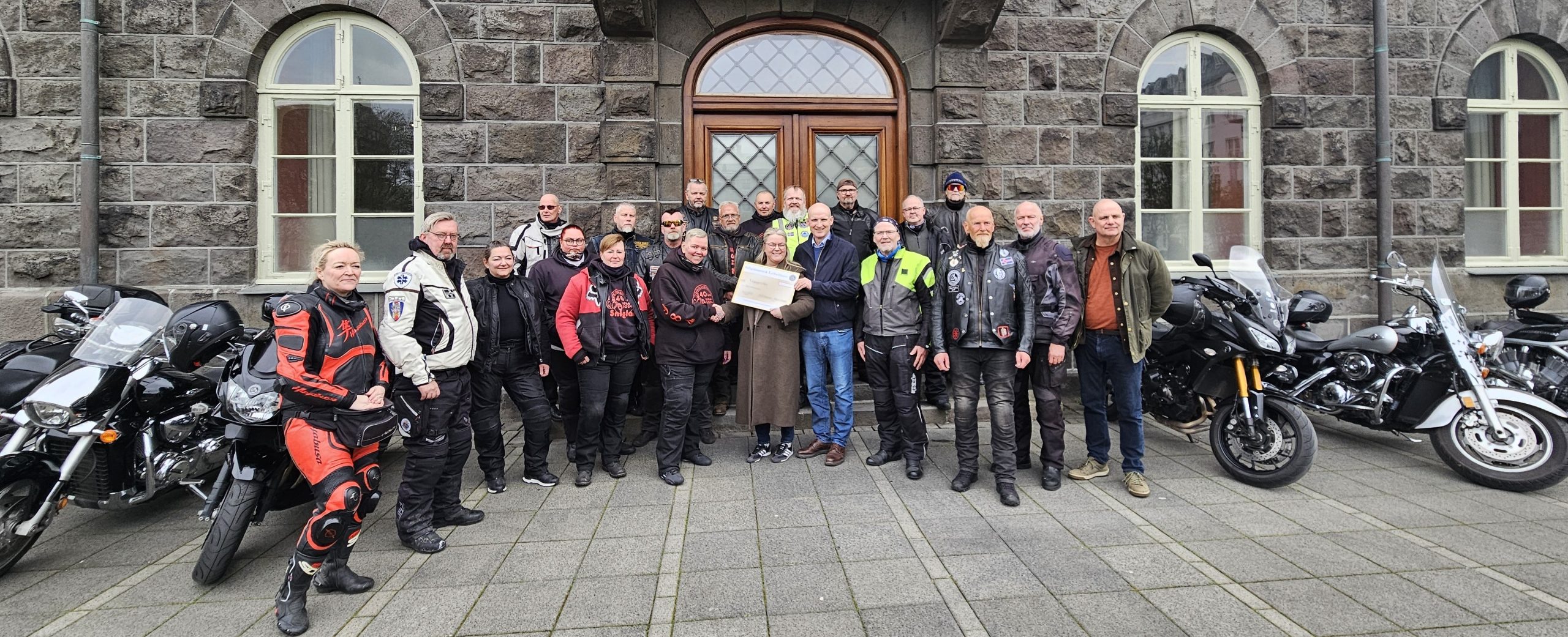 Sniglarnir, Bifhjólasamtök lýðveldisins, afhentu Vegagerðinni ágóða af dósasöfnun sinni þann 1. maí. 