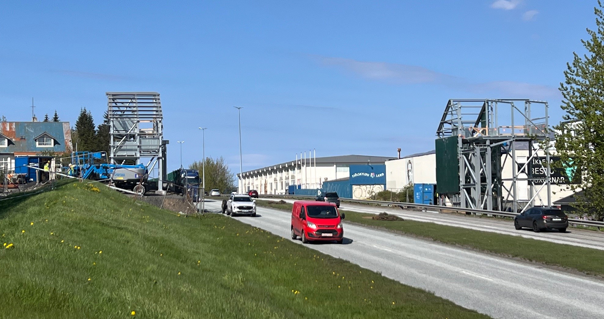 Nýja bruin verður sett á sinn stað í nótt.