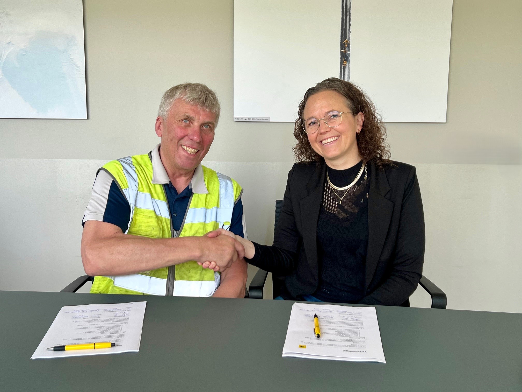 Halldór og Bryndís við undirritun samningsins.