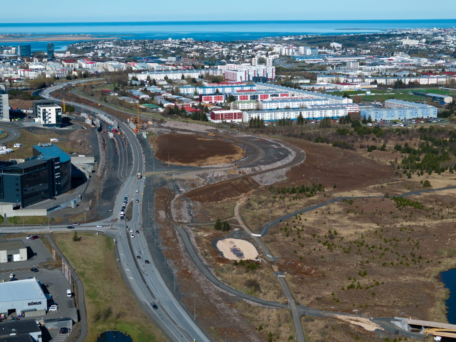 Here can be seen construction underway for the planned road bridge, and pedestrian- and cycling lanes over Breiðholtsbraut.