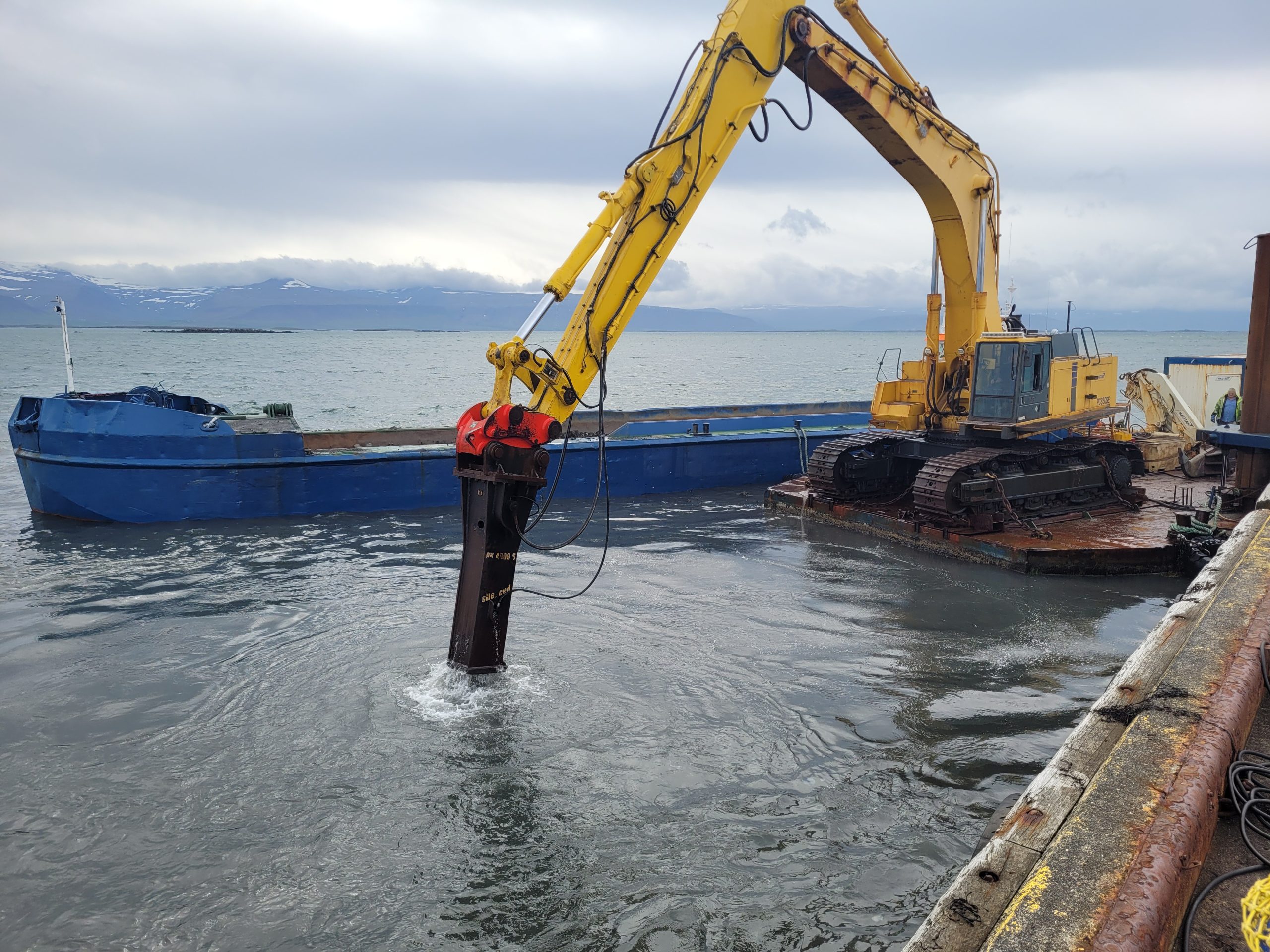 Vinna við þilskurð fyrir stálrekstur í júní 2022.