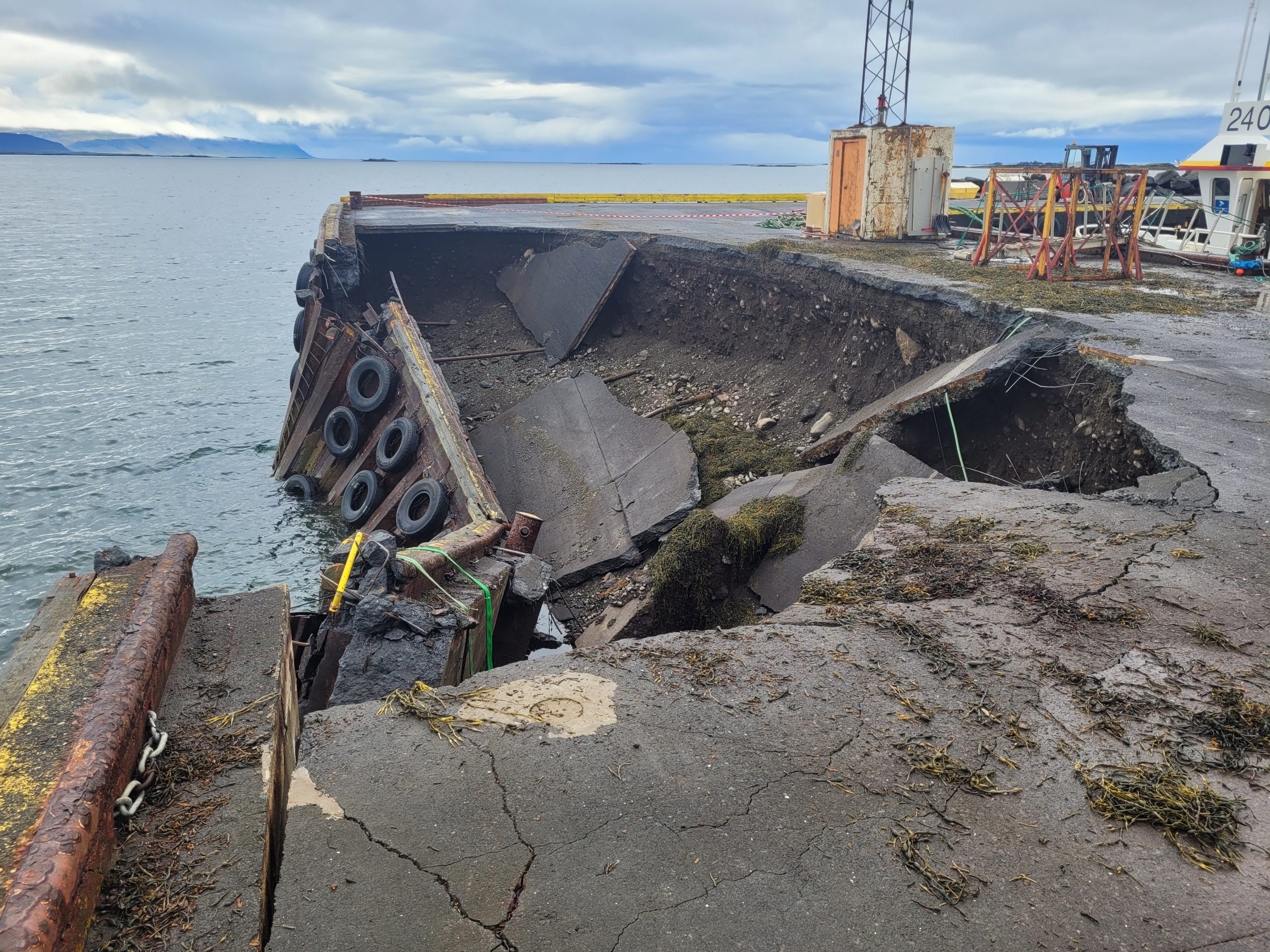 Staðan að morgni 27. júlí 2022, strax eftir bryggjuhrunið.