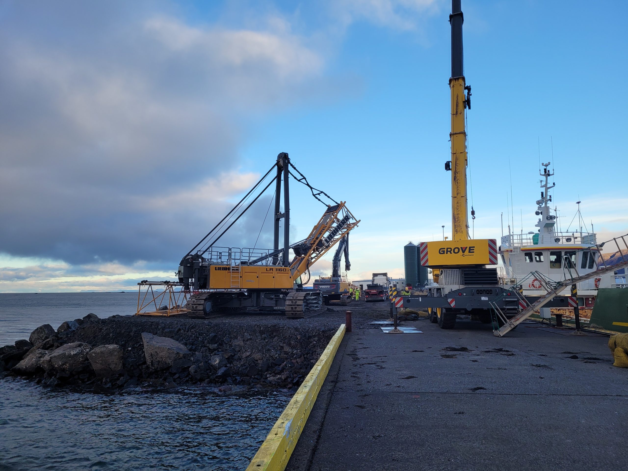 Beltakrani sem sá um rekstur stálþila kominn á verkstað um miðjan október 2022. Hér má sjá landfyllinguna sem var nauðsynleg fyrir athafnasvæði verktaka og sem bráðabirgðaaðstaða vegna löndunar Þörungaverksmiðjunnar.