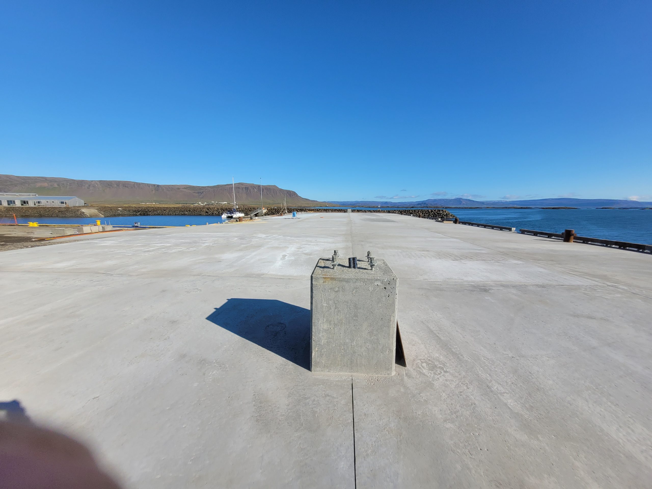 Búið að leggja allar lagnir og steypa þekju um miðjan september 2024.