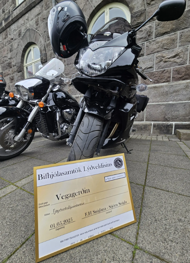 Mótorhjól og ávísunin sem Sniglarnir færðu Vegagerðinni að gjöf