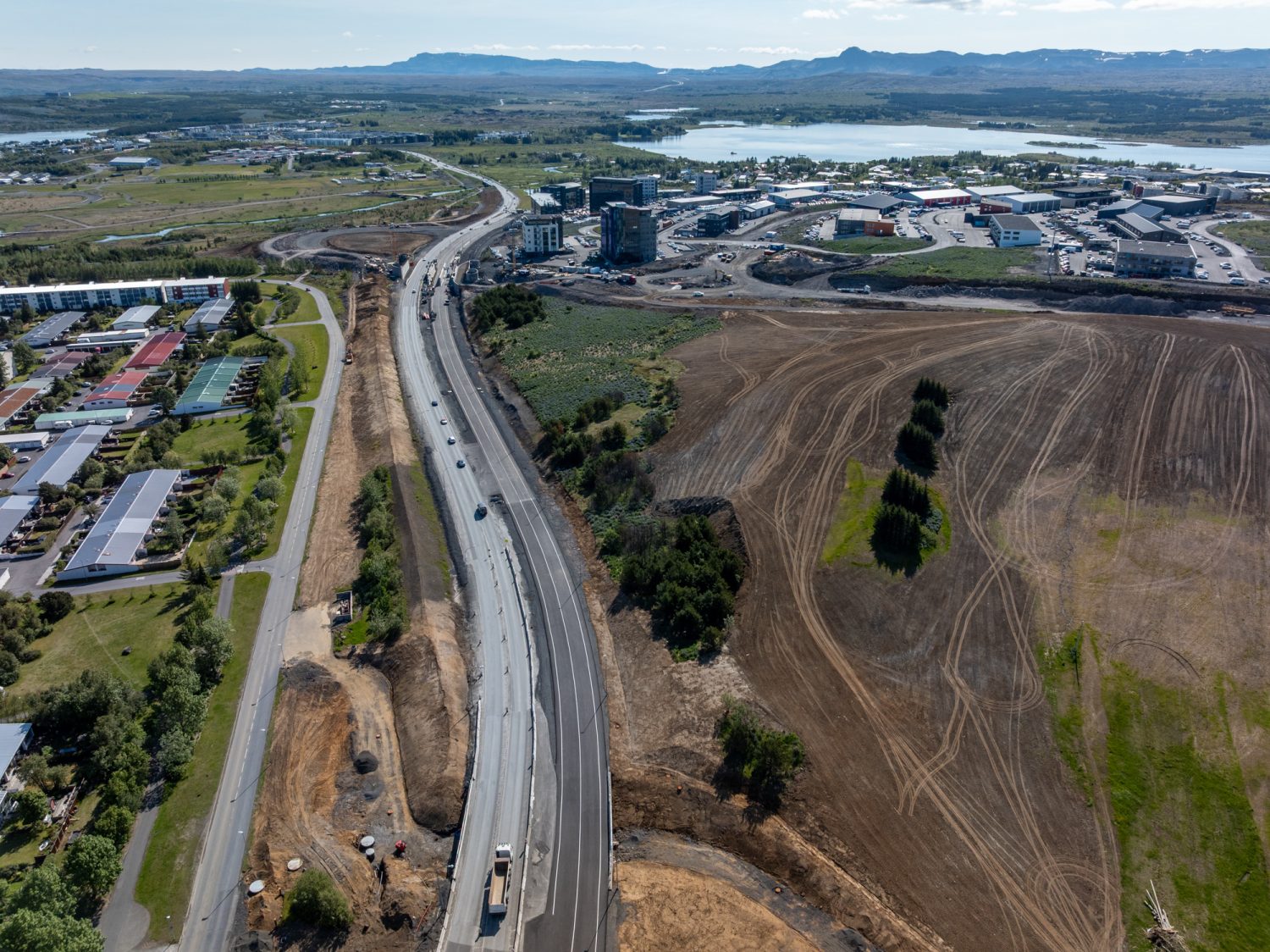 Jarðefni sem nýtast ekki á framkvæmdastað eru notuð í Vetrargarð Reykjavíkurborgar sem verið er að byggja upp.