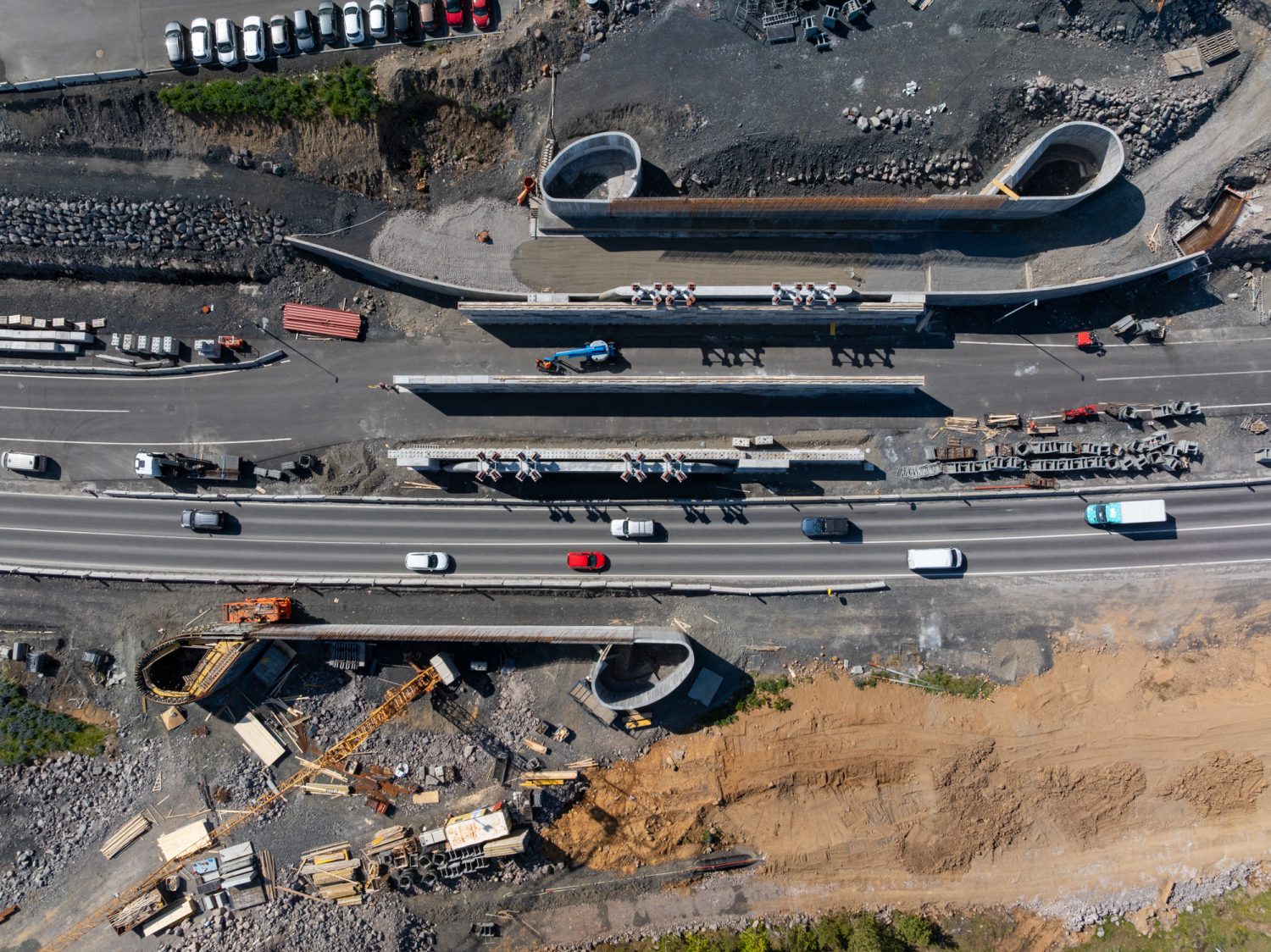 Unnið að undirslætti brúardekks fyrir akstursbrú.