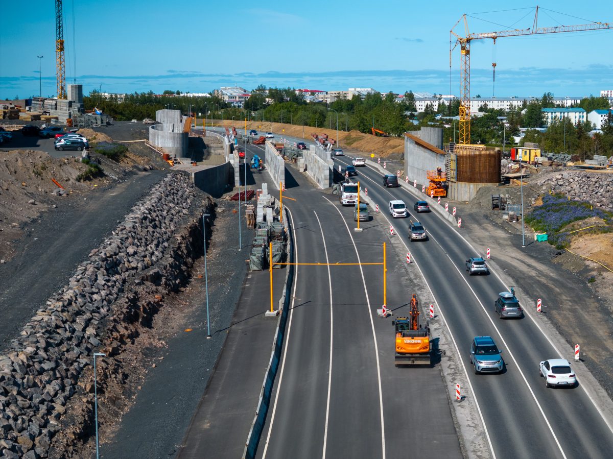 Unnið að undirslætti brúardekks fyrir akstursbrú yfir Breiðholtsbraut.