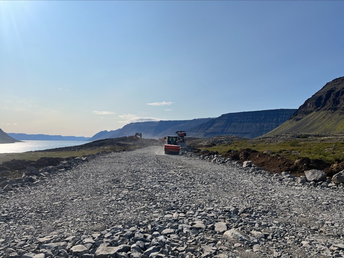 Verkinu á að ljúka í lok september á næsta ári.