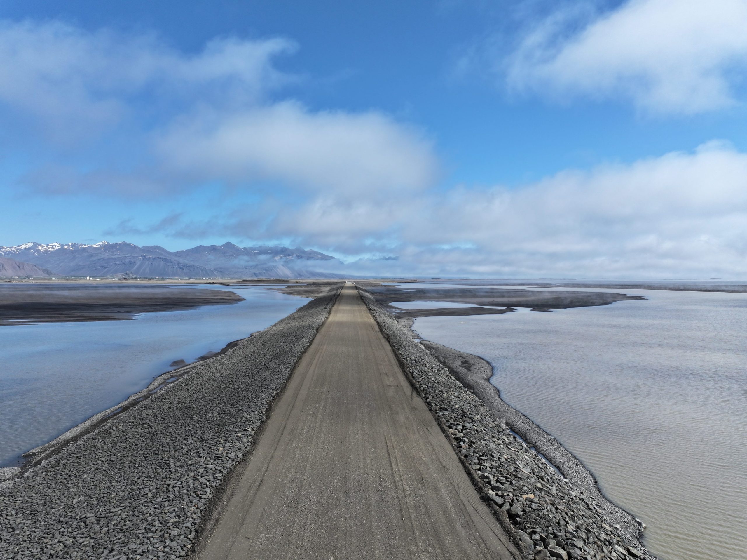 Hornafjarðarfljót, horft til austurs. Hér er búið að klára rofvarnir og styrktarlag.