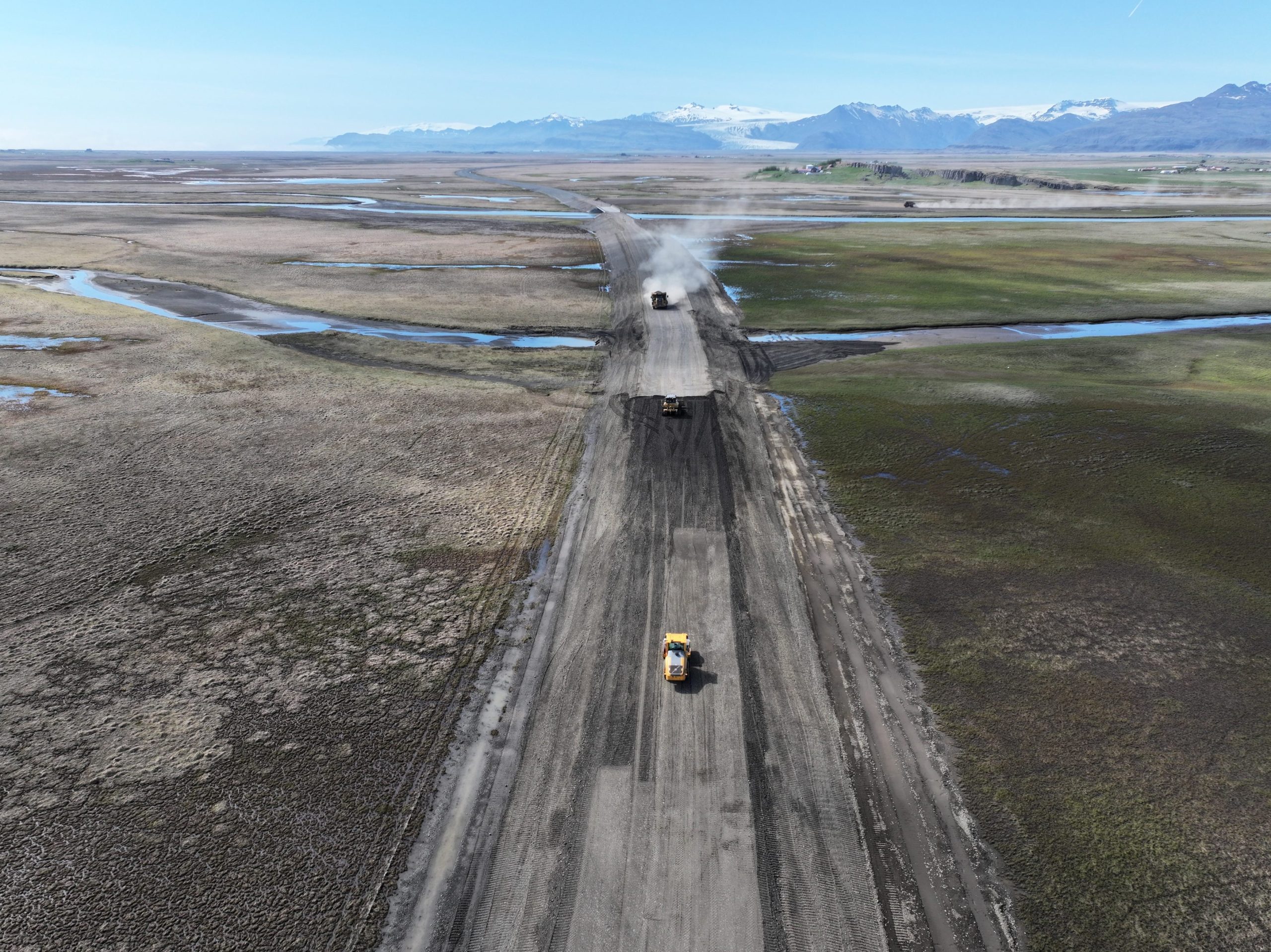 Útlögn á styrktarlagi við Djúpá, horft til vesturs.