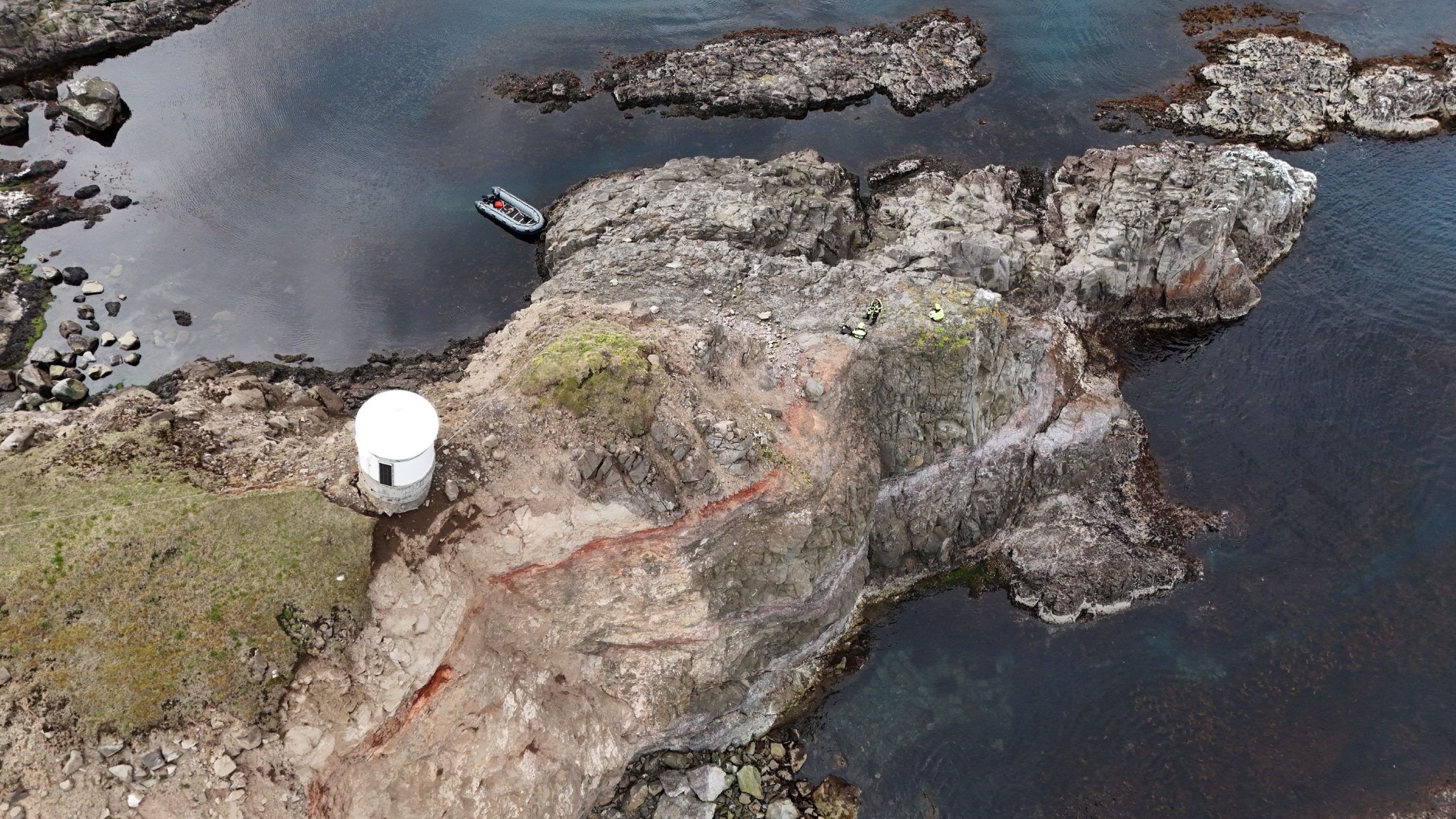 Vegagerðin hefur fylgst með ástandinu á staðnum þar sem jarðvegur hefur verið á hreyfingu. 