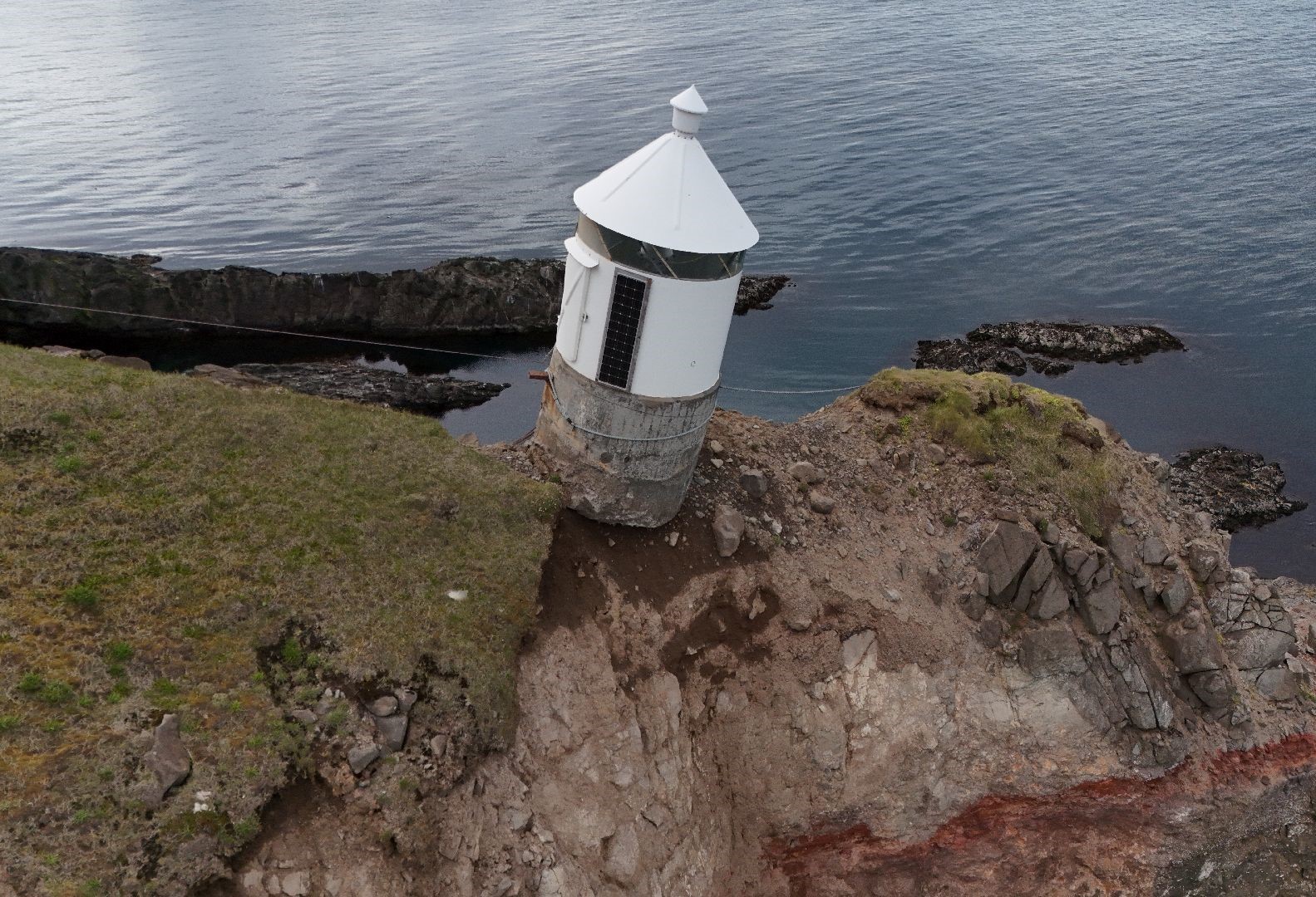 Vitinn á Gjögurtá stendur tæpt.