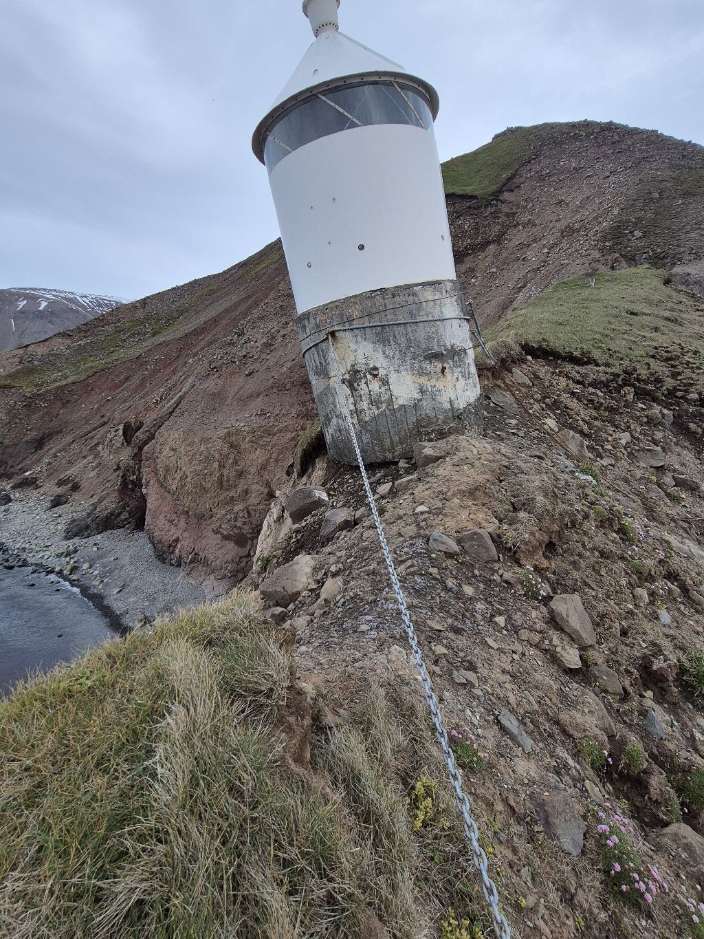 Mynd sem tekin var sumarið 2025. Undirstöðurnar höfðu þá molnað undan vitanum. Mynd: Atli Örn Sævarsson