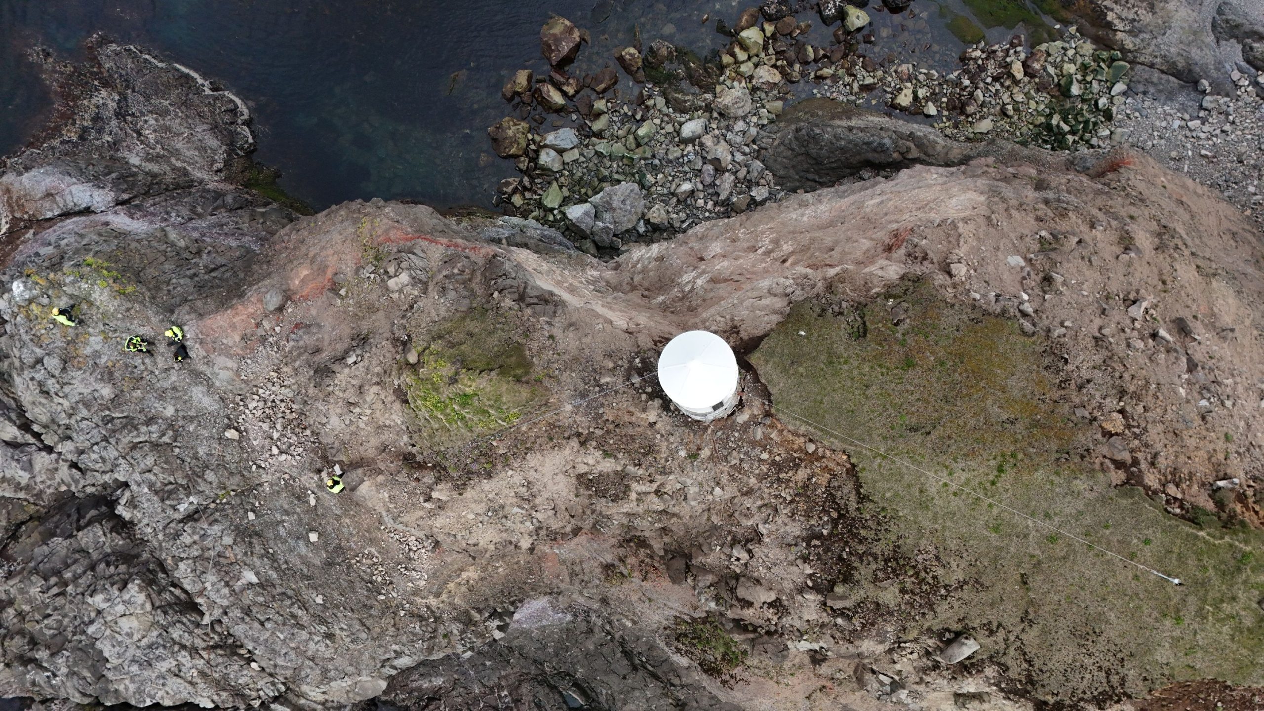 Molnað hefur undan vitanum. 