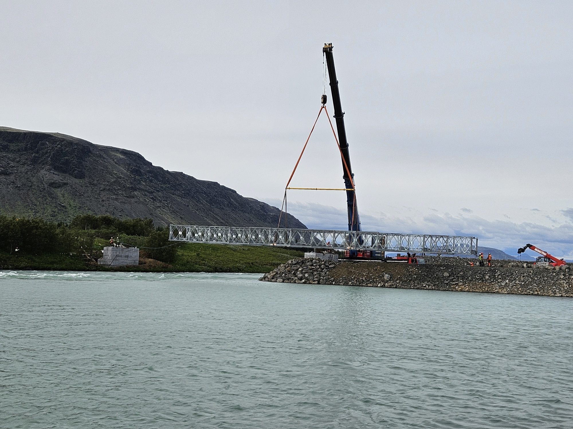 Bráðabirgðabrúin hífð á sinn stað. 