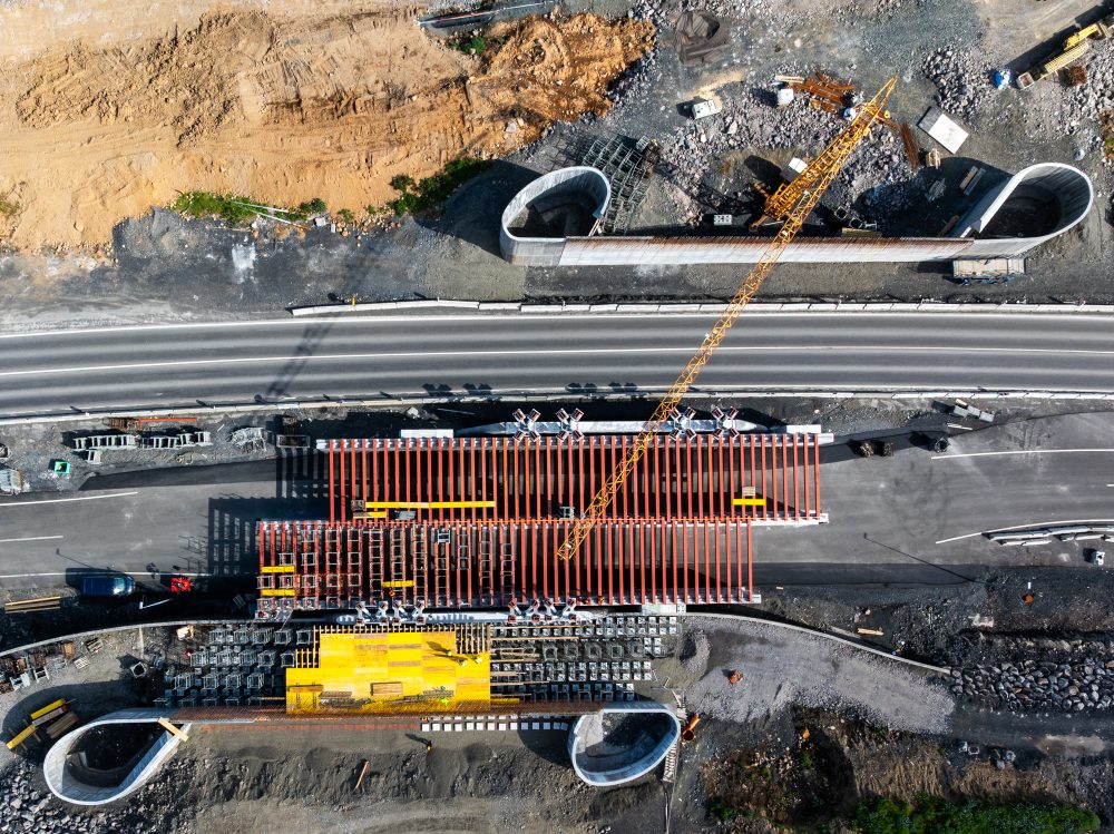 Unnið að undirslætti fyrir steypumót vegbrúar yfir Arnarnesveg.
