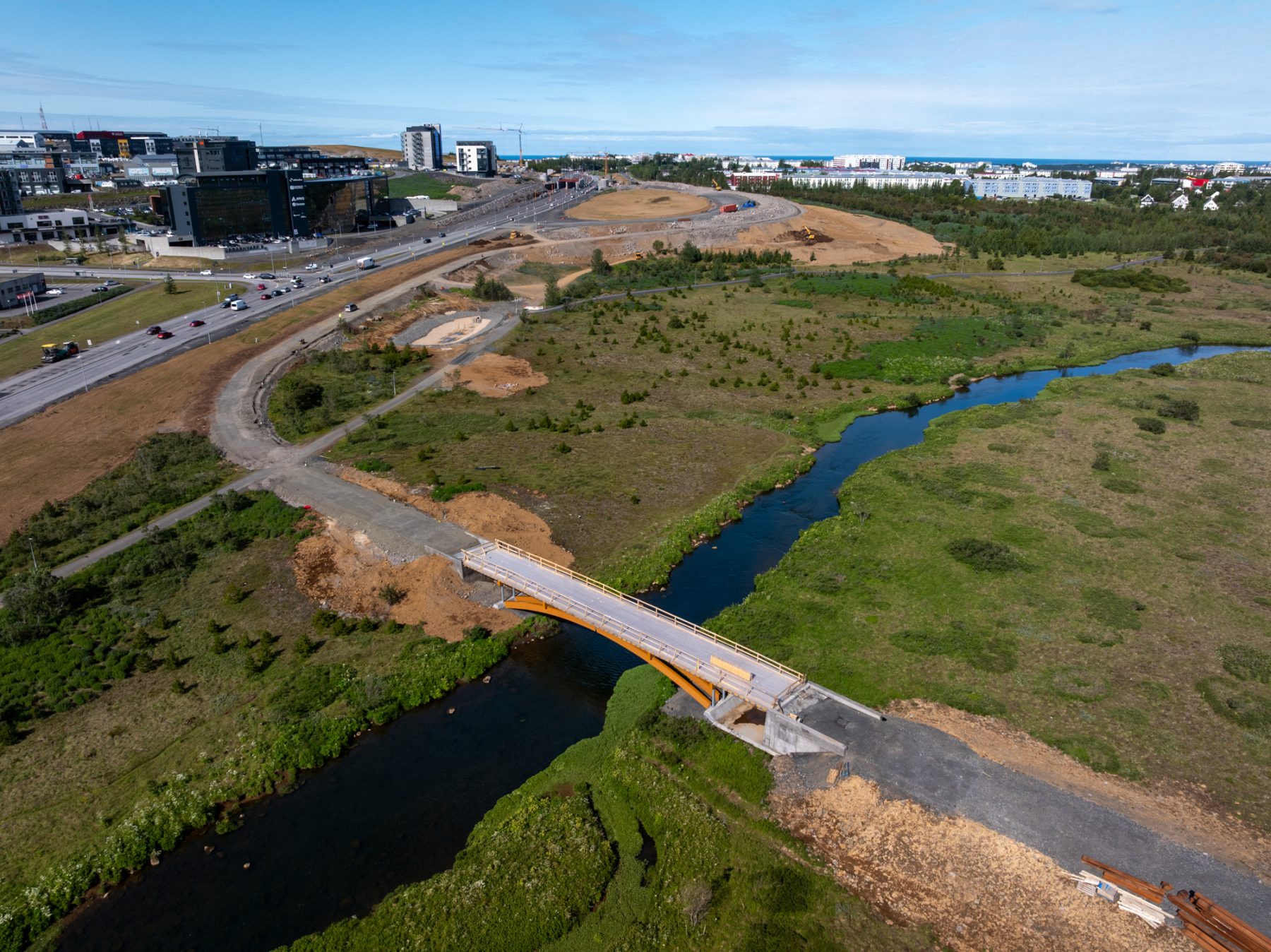 Framkvæmdir við göngu- og hjólabrúna yfir Elliðaá á kafla sem kallaður er Dimma, ganga vel. Eftir er að ganga frá yfirborði brúarinnar, setja handrið og tengja göngustíga við hana. Að því loknu verða stígarnir og brúin malbikuð.