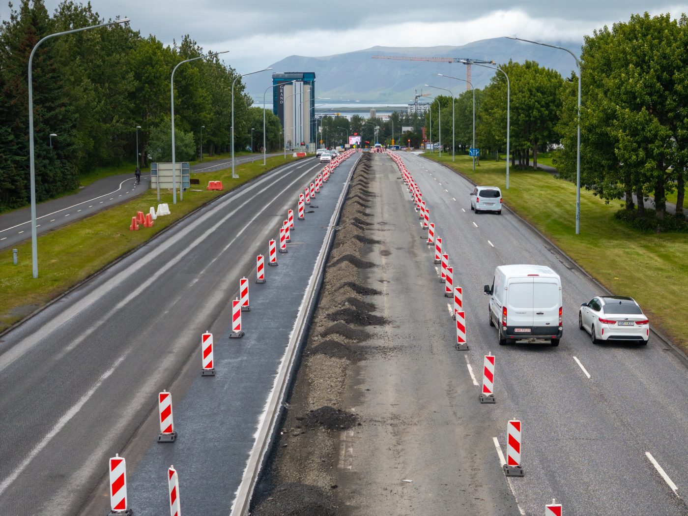 Vinnu við að minnka miðeyju og búa til nýja akrein fyrir almenna umferð er á lokametrunum.  