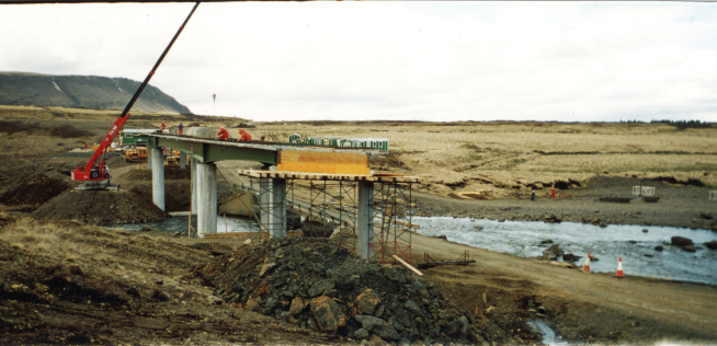 Brúarflokkurinn á Hvammstanga byggir brú á Flókadalsá í Borgarfirði.