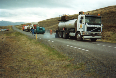 Klæðingarflokkurinn á Akureyri tekur nýjan malardreifara í notkun og verkstjórinn Sigurjón Sigurðsson fylgist með.