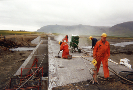 Brúarflokkurinn í Vík breikkar brúna á Holtsá undir Eyjafjöllum. Jón Valmundsson verkstjóri er fremstur á myndinni.