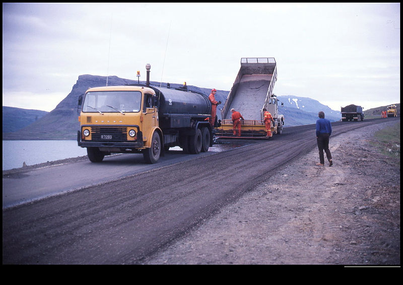 Klæðingaflokkar að störfum í Hvalfirði árið 1982. Verkstjóri flokksins var Eiður Sveinsson.