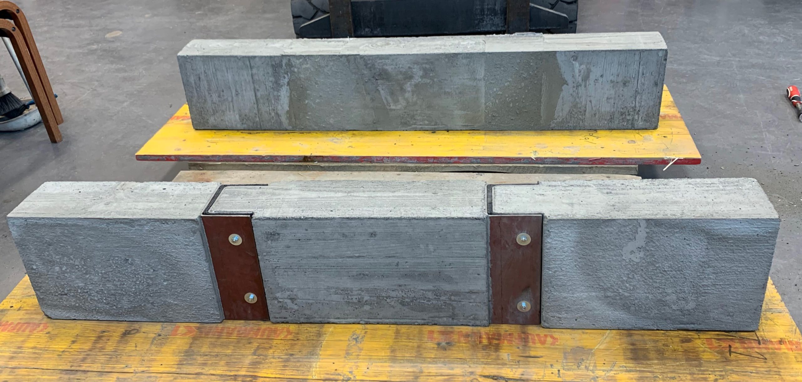 Prófstykkin tiltilbúin fyrir tilraunir: U-lykkjutenging að aftan, skúffutenging að framan.