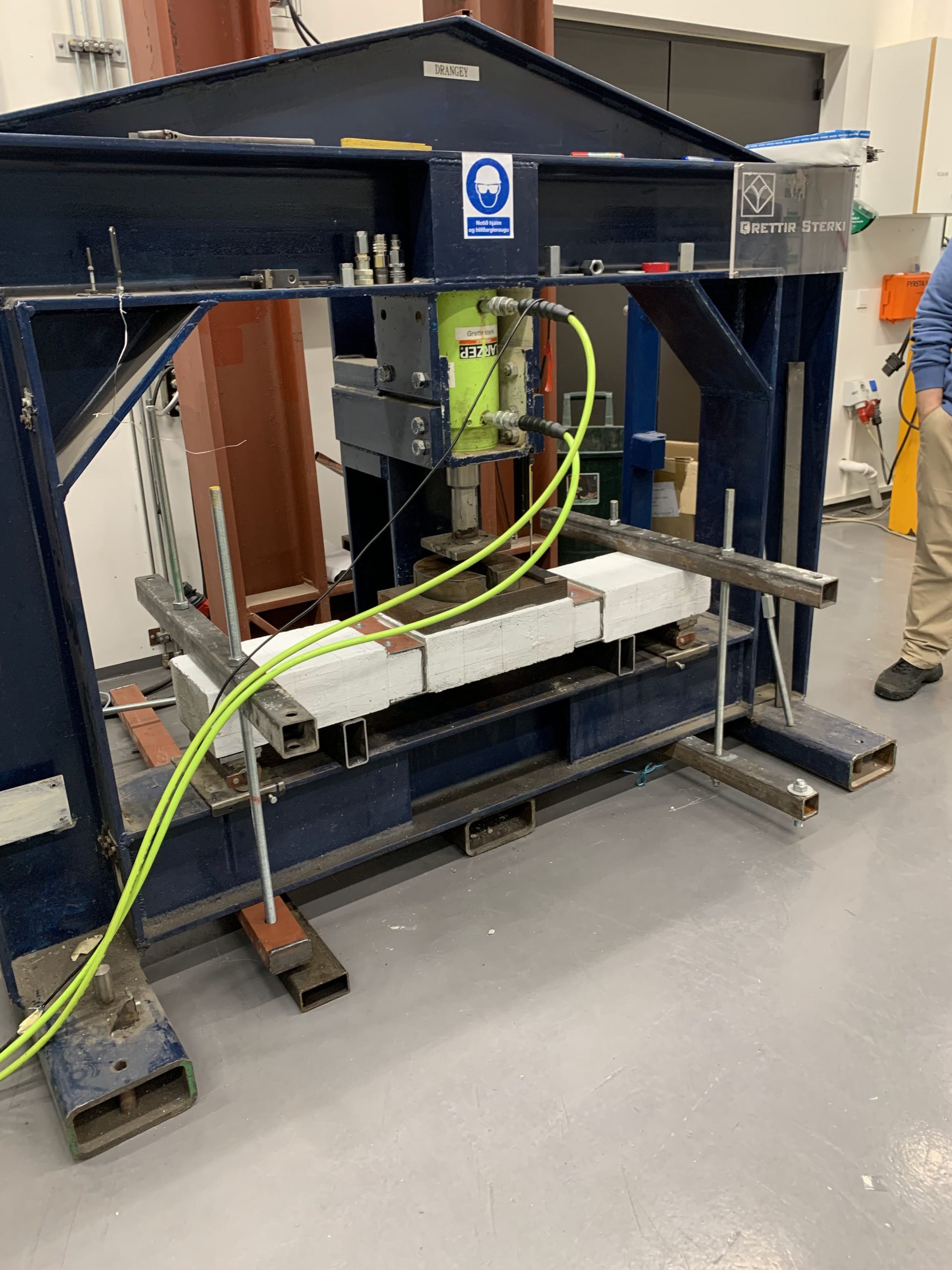 Álagsprófun á prófstykki með skúffutengingu. Stálbitar voru notaðir sem þvingur til þess að dreifa álaginu á prófstykkið yfir jafnari flöt.