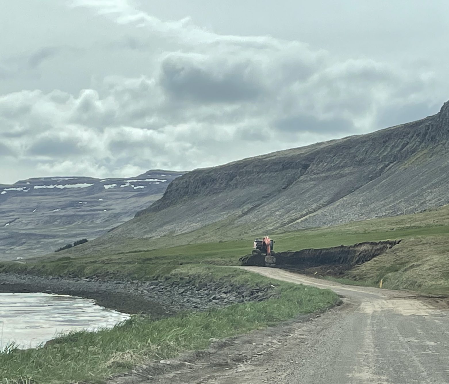 Unnið að skeringum fyrir nýju vegstæði á Örlygshafnarvegi við Hvalsker.