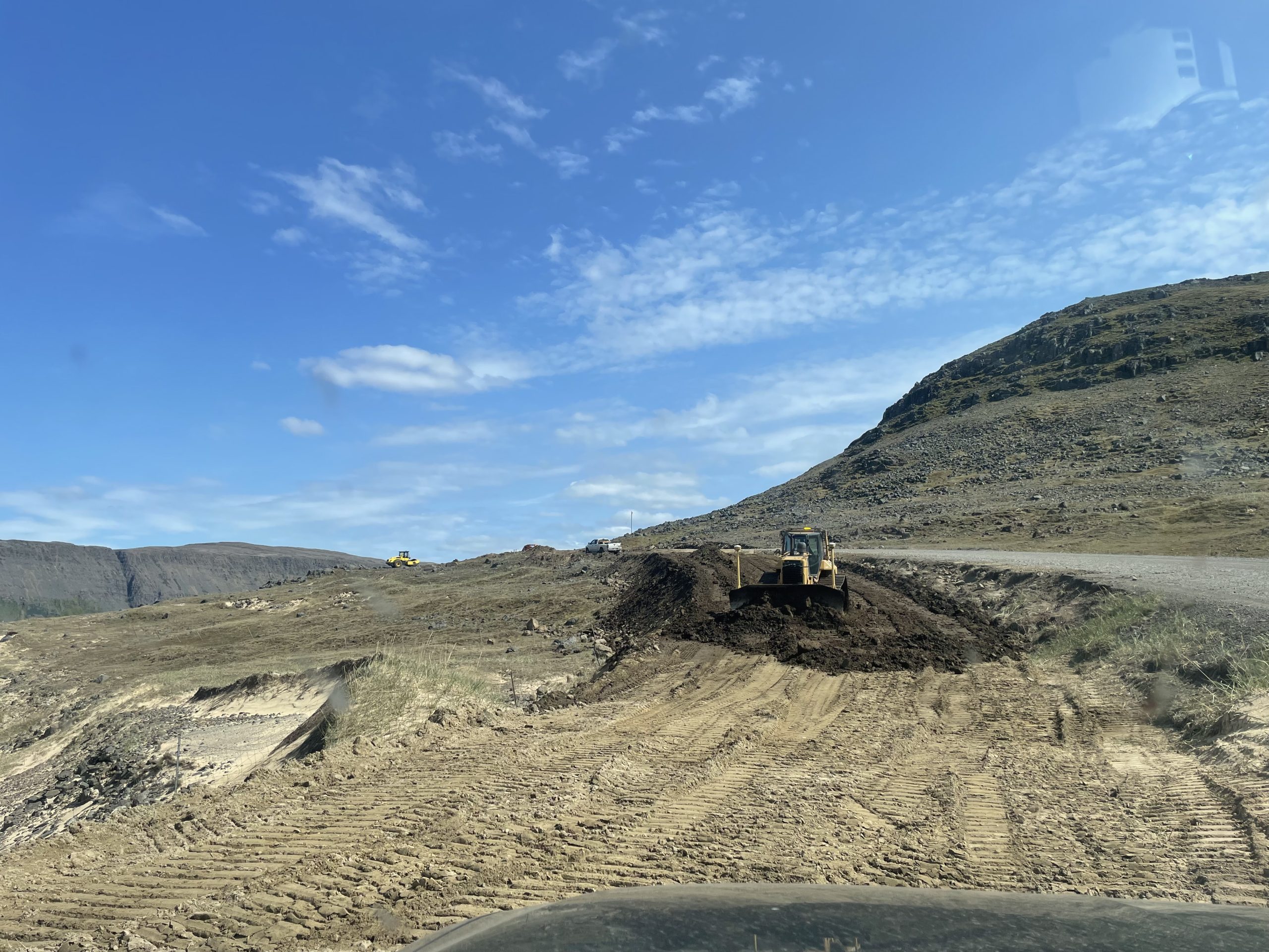 Grafa ýtir út fyllingu fyrir nýtt vegstæði við Hvalsker.