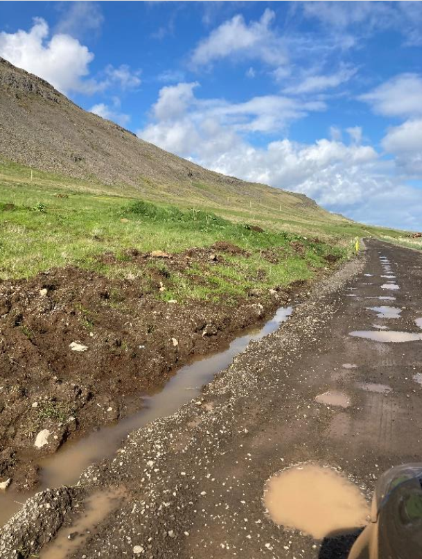 Vatn átti til að safnast á og við núverandi veg.