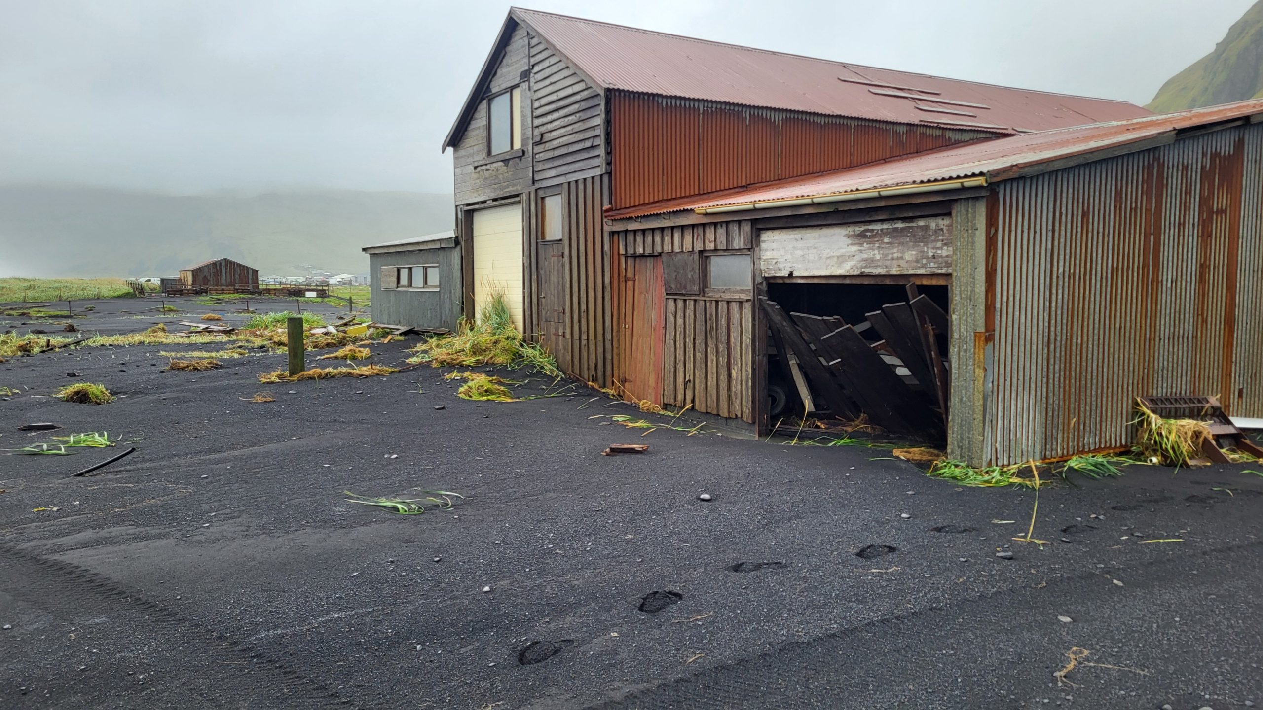 Hesthúsin fóru ekki varhluta af briminu.