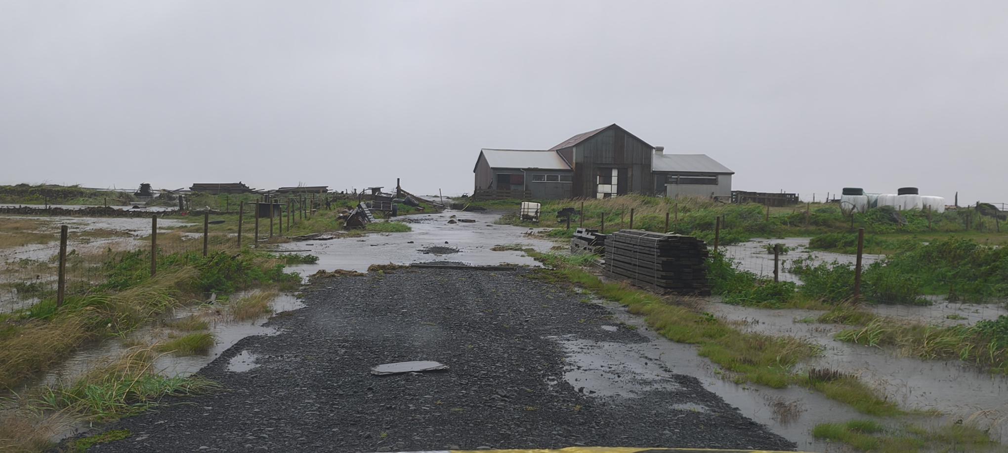 Verðmætum var bjargað úr hesthúsum.