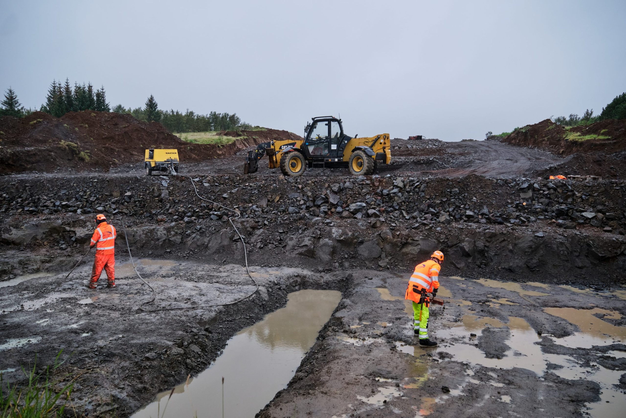 Í dag starfa um 25 starfsmenn við framkvæmdina á vegum verktaka auk eftirlits- og mælingamanna. 