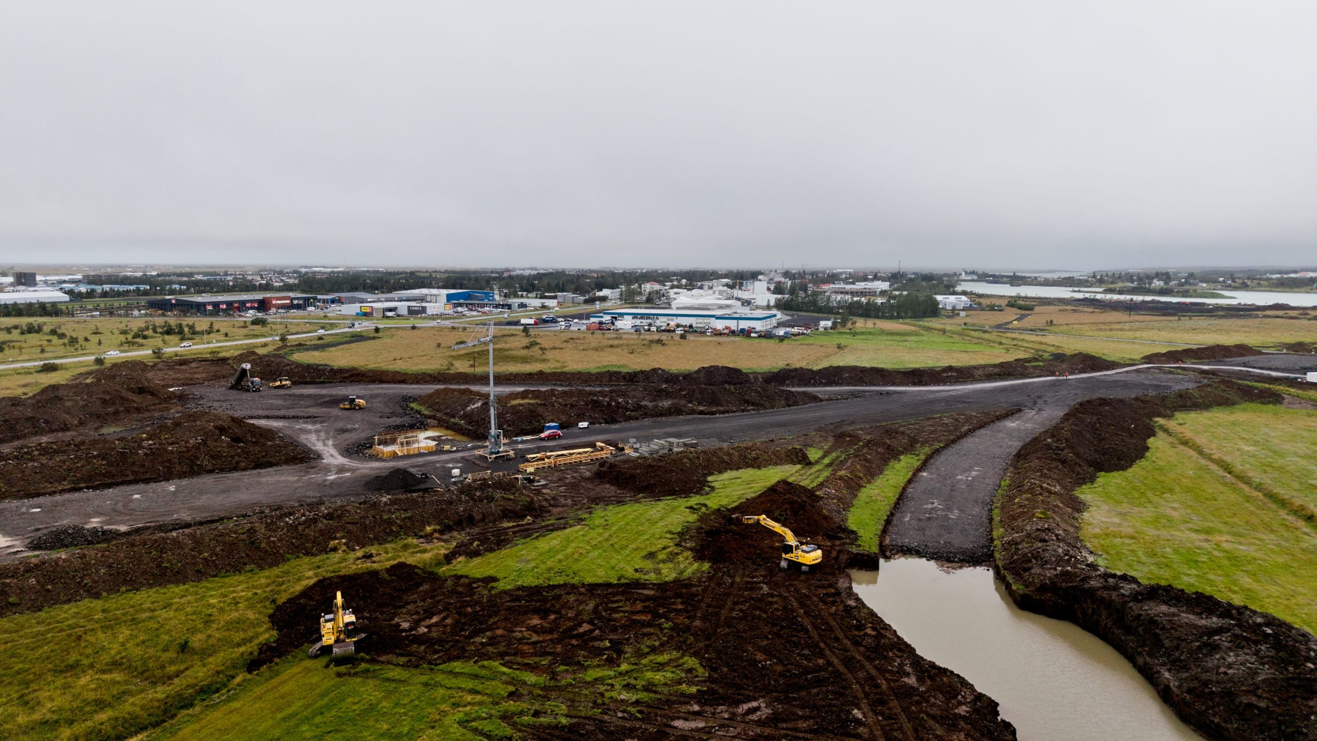 Unnið er við jarðvegsskipti í nýja vegstæðinu austan árinnar frá bakka Ölfusár og að fyrirhuguðum mislægum vegamótum við Hringveg austan við Selfoss. 