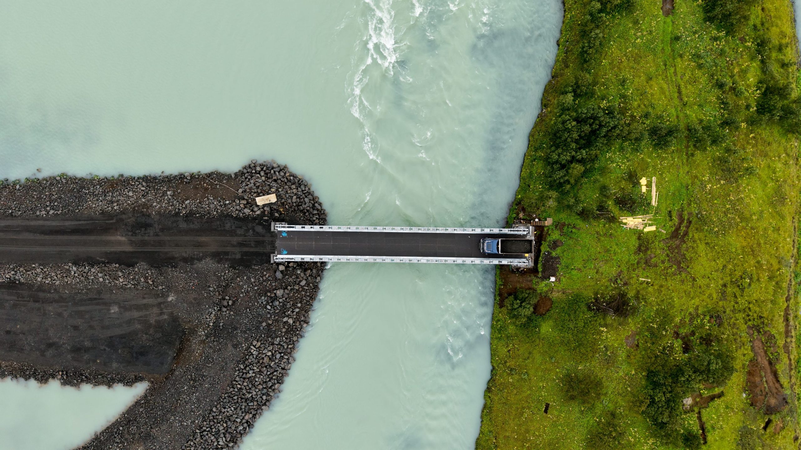 Í júlí var byrjað á uppsetningu 40 metra langrar bráðabirgðabrúar yfir í Efri-Laugardælaeyju en brúin þjónar lykilhlutverki í að hægt sé að hefjast handa við aðalundirstöður nýju brúarinnar í eyjunni. Öll nauðsynleg tæki og tól verða flutt yfir brúna. 