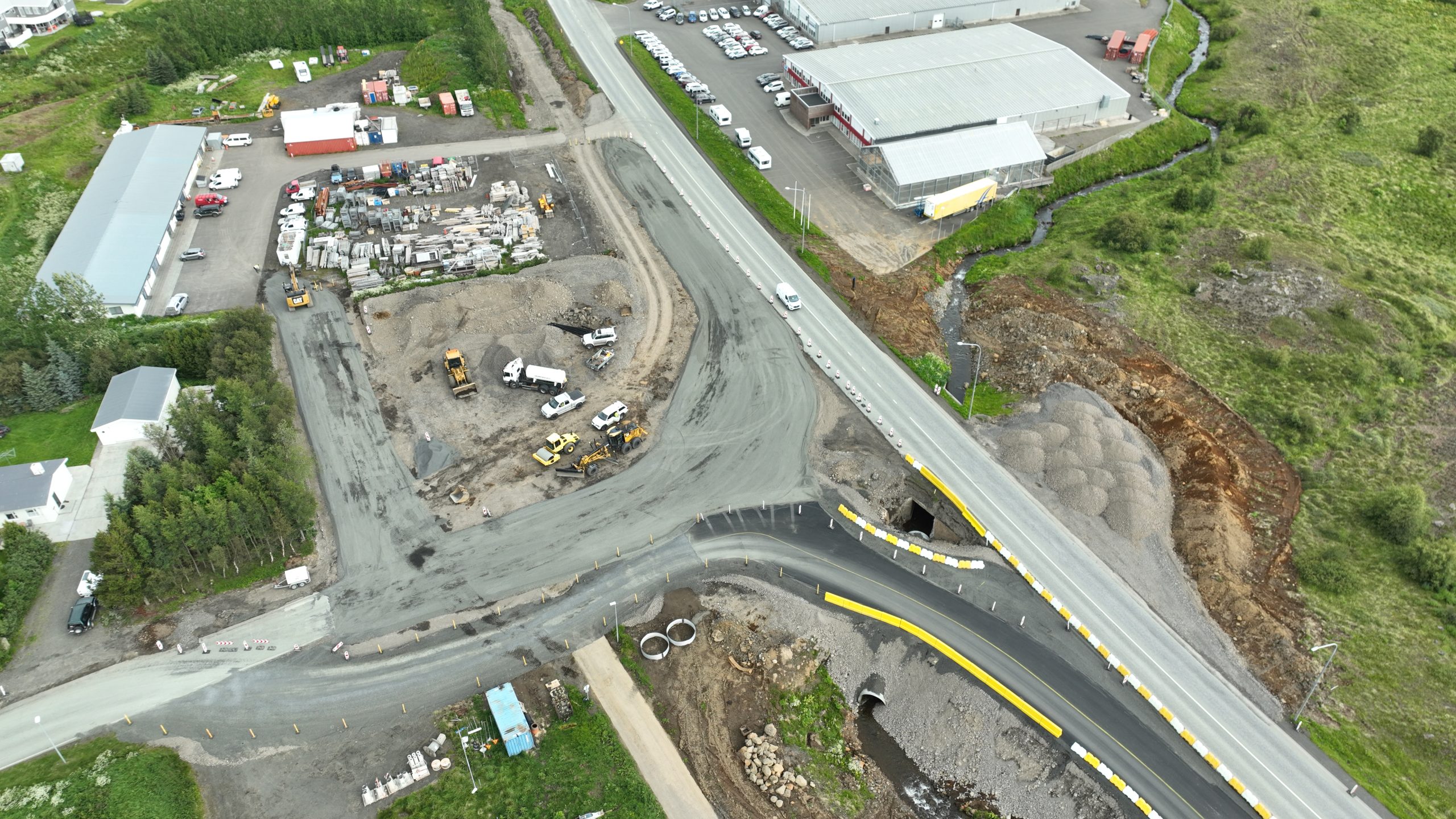Innifalið í verkinu er gerð á nýju ræsi fyrir Lónsá undir Hringveg en það mun liggja þvert undir nýja hringtorgið.