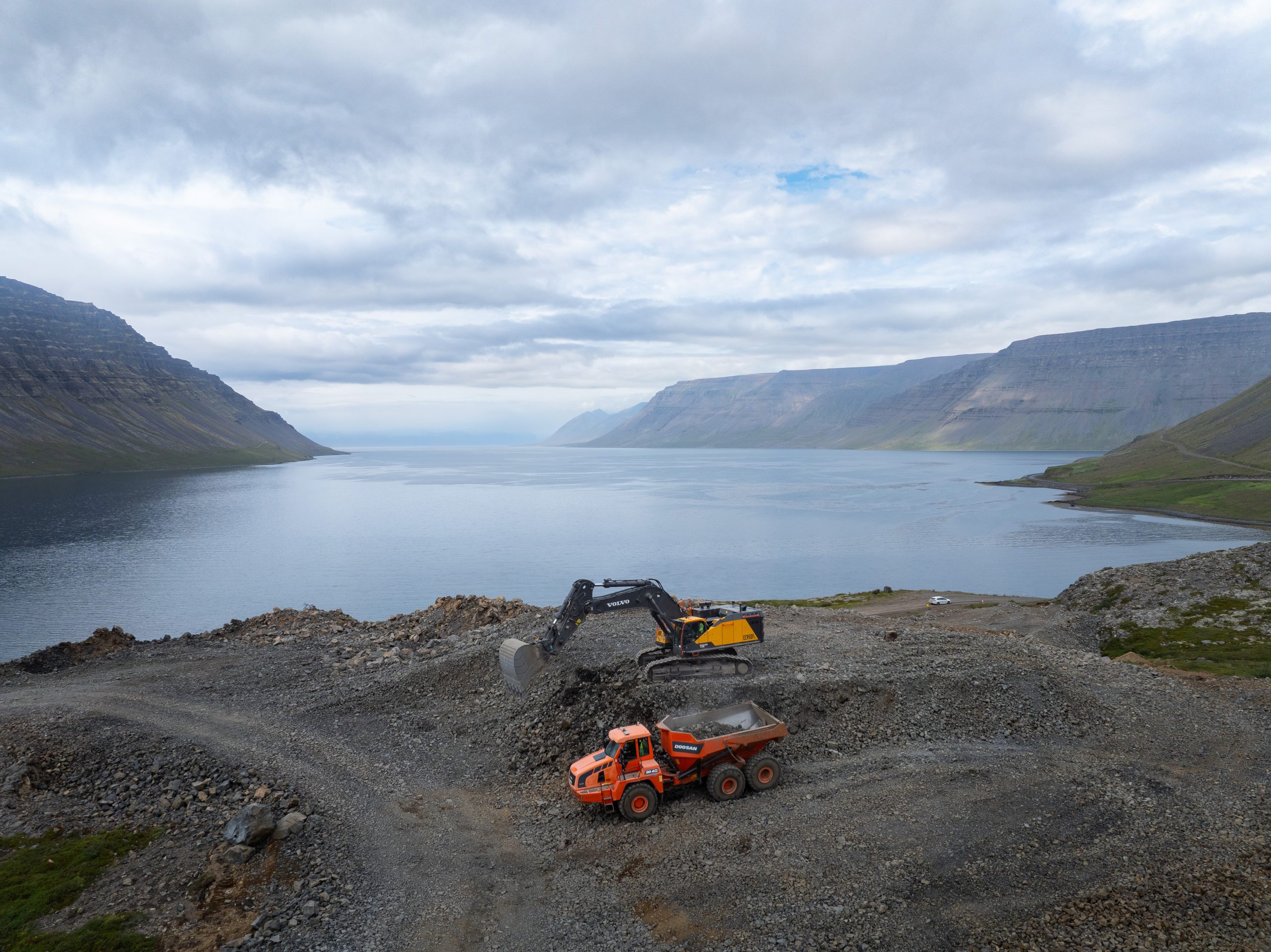 Næstu mánuði verður unnið við sprengingar í um 300 metra hæð yfir sjávarmáli.