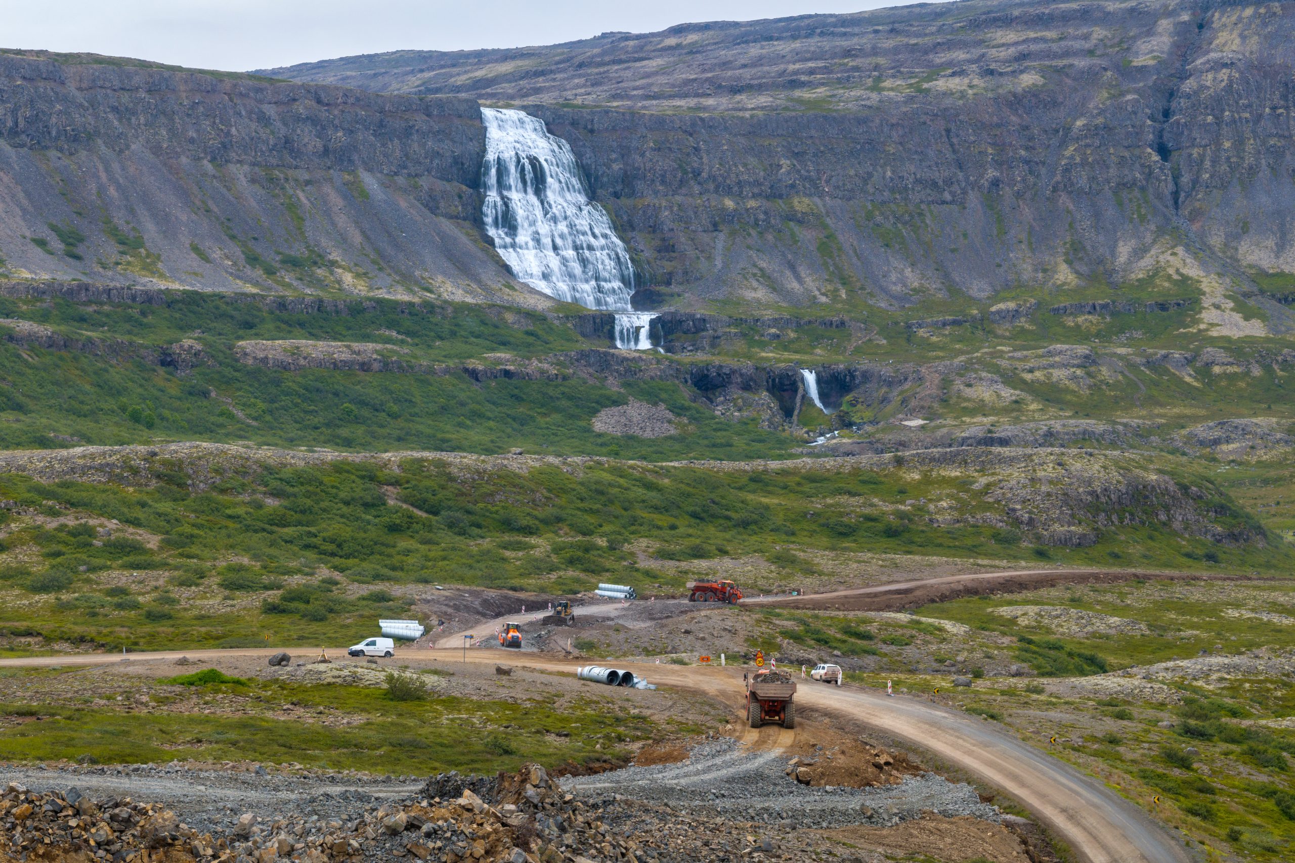 Unnið er að endurbótum á veginum inn að Dynjanda. Myndin er tekin í sumar.