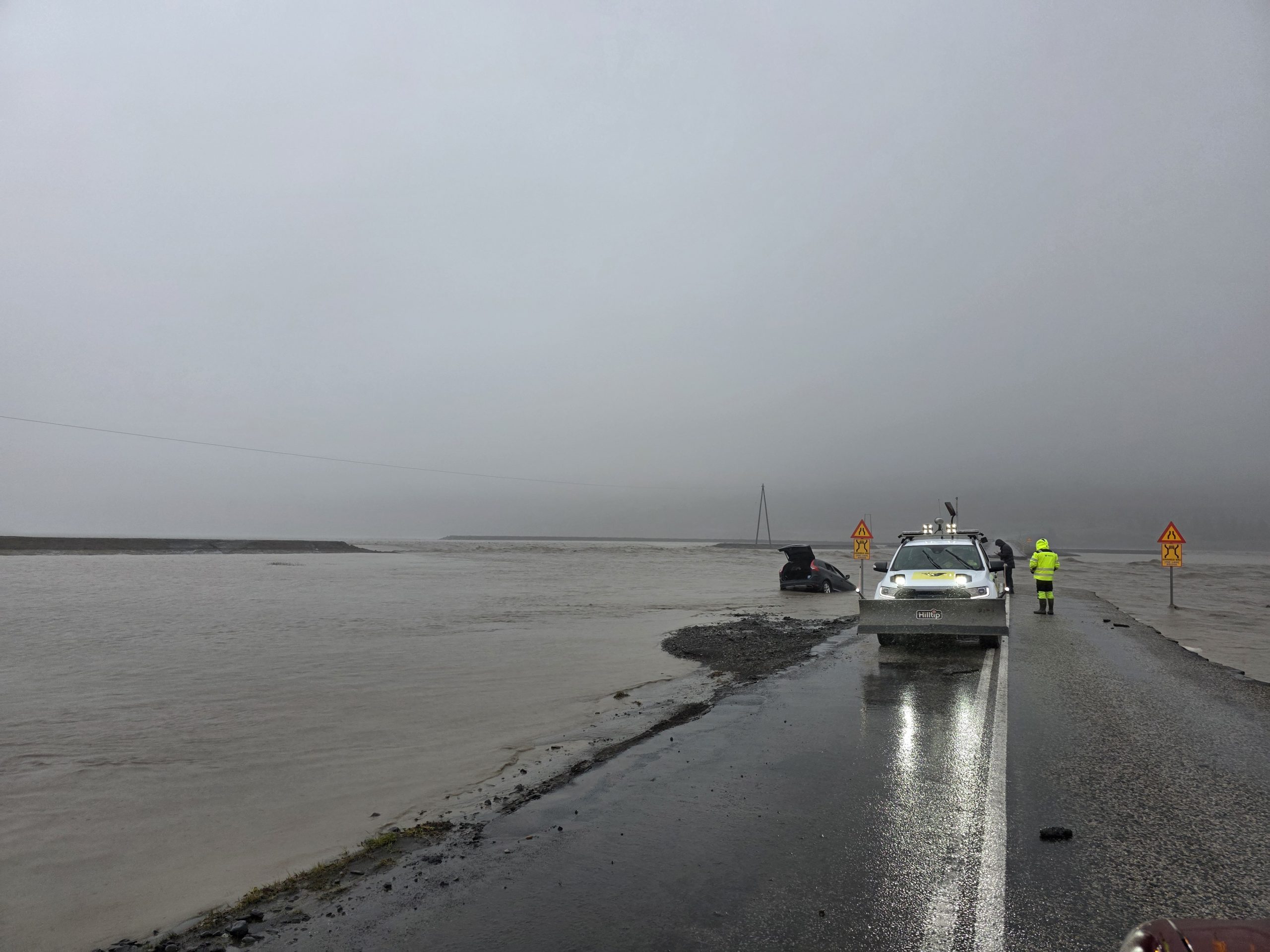 Vegur í sundur við Jökulsá í Lóni 26.9.2025