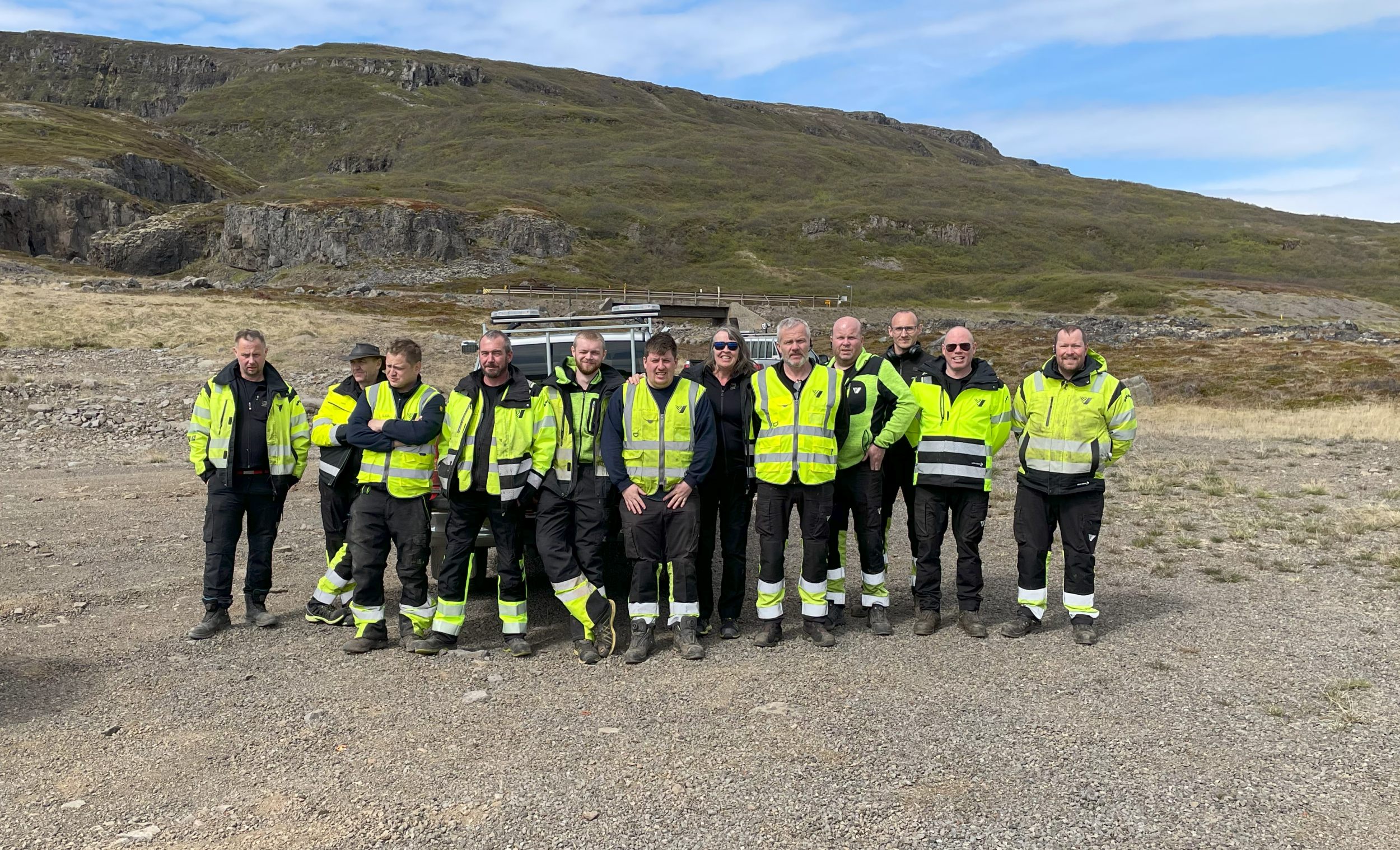 Hluti þátttakenda á veghefilsstjóranámskeiði 2024, í Mjóafirði á Vestfjörðum. Hafdís fyrir miðju.