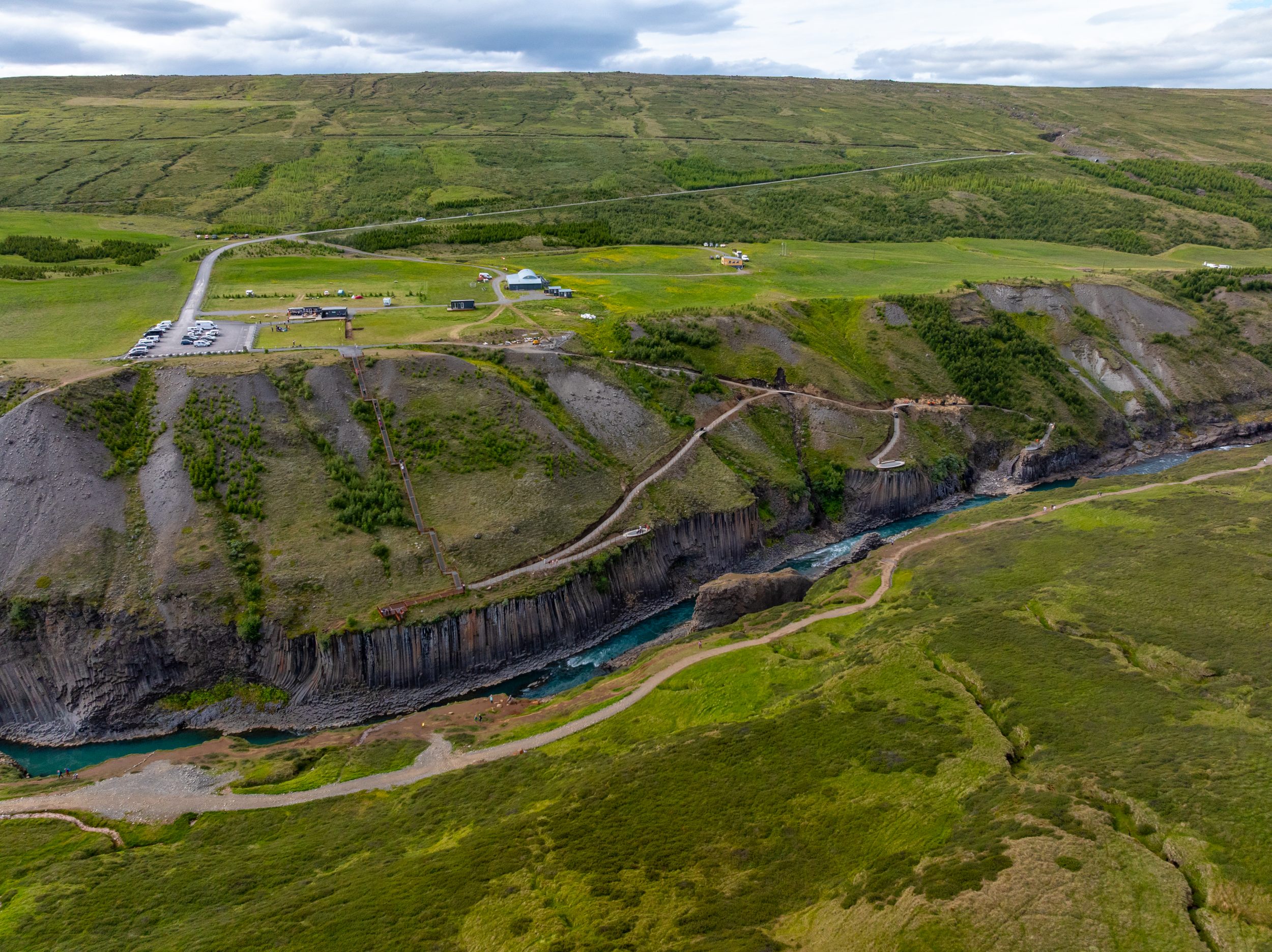 Stuðlagil, horft yfir á bæinn Grund en eins og sjá má er búið að byggja upp nokkra útsýnispalla vestan megin við gilið. 