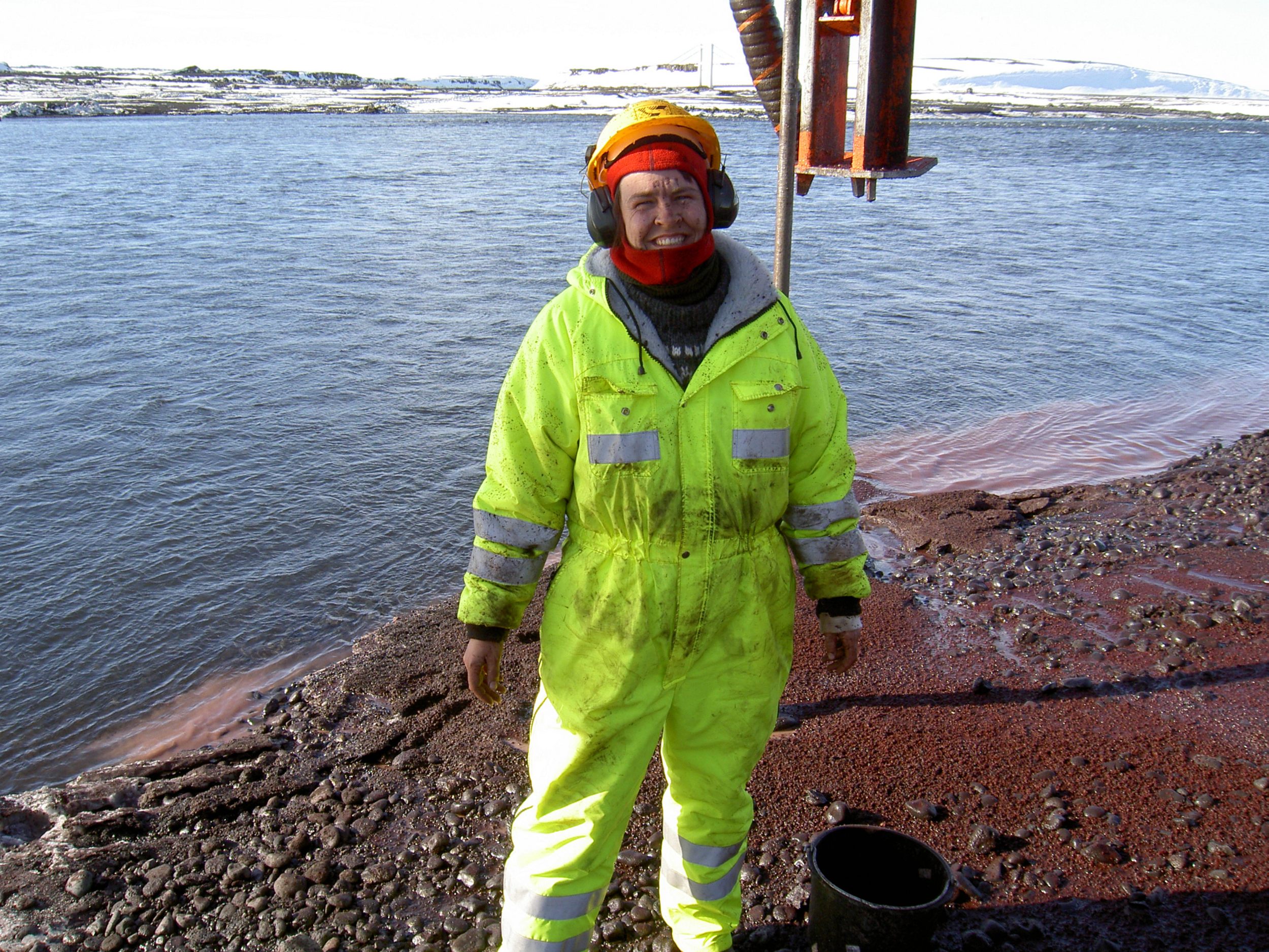 Vinnan var ekki alltaf þrifaleg. Hér er Hafdís að kanna aðstæður við nýja veglínu á Hringvegi við Jökulsá á Fjöllum í apríl 2006. Þarna er hún á eyri út í miðri Jökulsá til að meta hversu langt væri niður á fast í fyrirhuguðu brúarstæði. Út í miðri á var borað niður á 29,3 m án þess að lenda í klöpp.